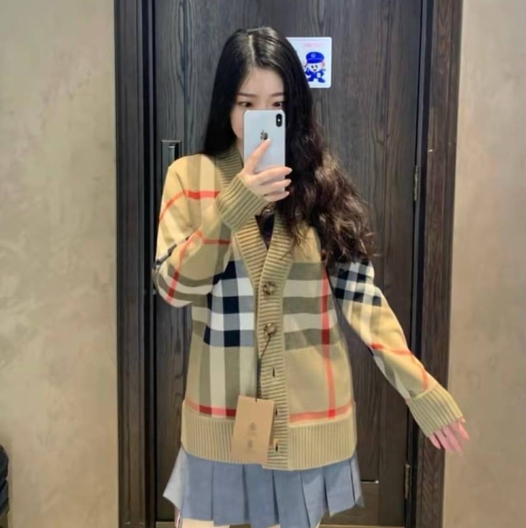BURBERRY Wool Striped Cardigan / BURBERRY Jacket เกรดออริจินอล มีป้ายแท็กที่คอเสื้อทุกตัว ใส่ได้ทั้งผู้หญิงผู้ชาย พร้อมส่งที่ไทย ภาพสินค้าถ่ายจากงานขายจริง ใช้งานต่างประเทศได้