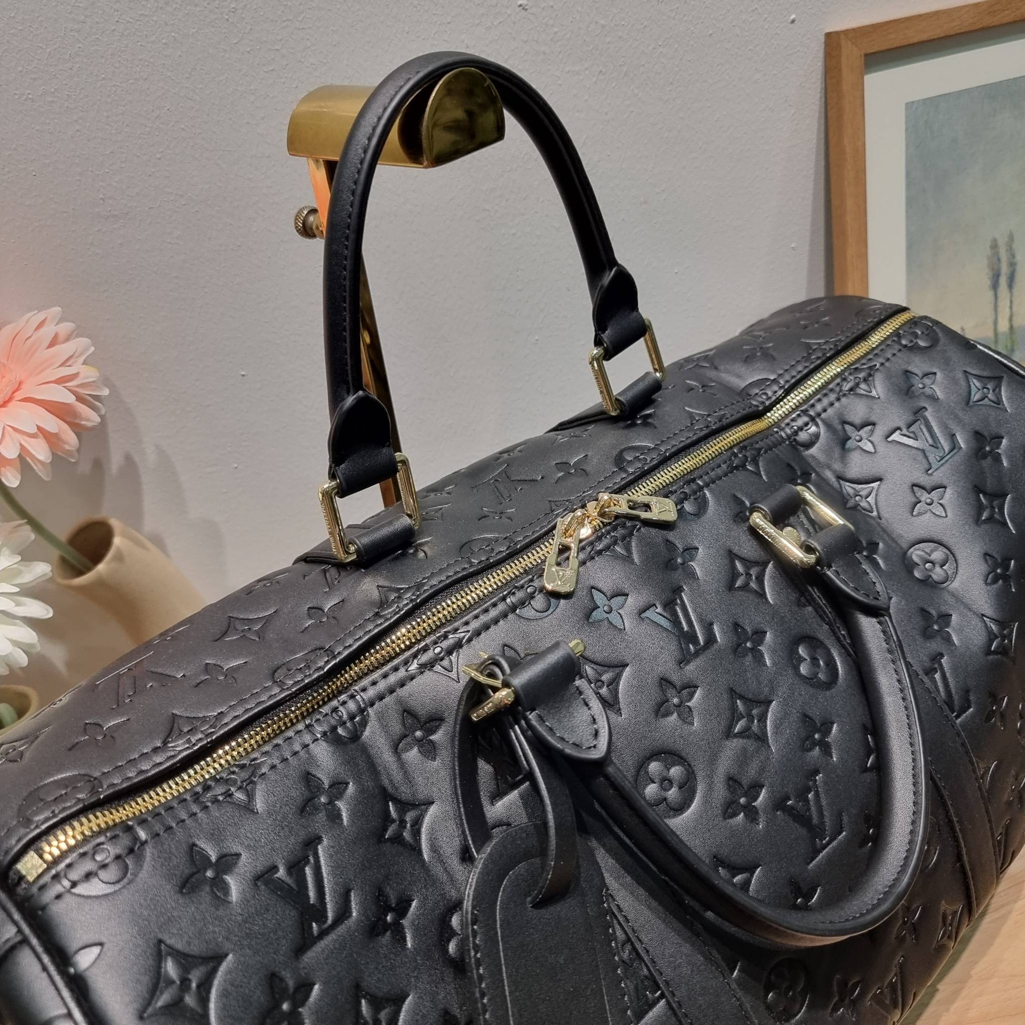 LV KEEPALL BANDOULIERE MONOGRAM LEATHER กระเป๋าเดินทางสุดคลาสสิค ทึ่ใครๆก็เฝ้ารอ ไอเท็มที่จะทำให้การเดินทางไม่ธรรมดาอีกต่อไป ด้วยดีเทลความเป็นเอกลักษณ์ เรียบแต่หรู วัสดุหนังวัวสัมผัสดี ปั๊มลวดลายโมโนแกรมรอบใบ เปิด-ปิดด้วยซิปแน่นหนา มีกุญแจล็อคได้ มีสายสะพ