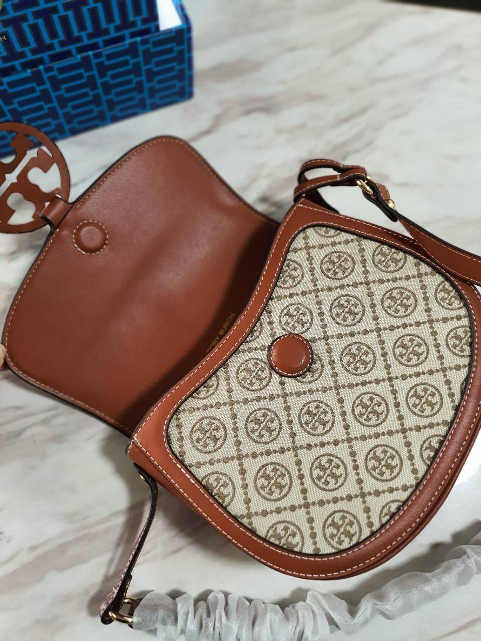 ของแท้ 💯% 】Tory Burch Monogram Crossbody Bag กระเป๋าที่ใช้เป็น Everyday Bag สามารถใช้งานได้บ่อยครั้งและสามารถสะพายไปทำกิจกรรมต่าง ๆ