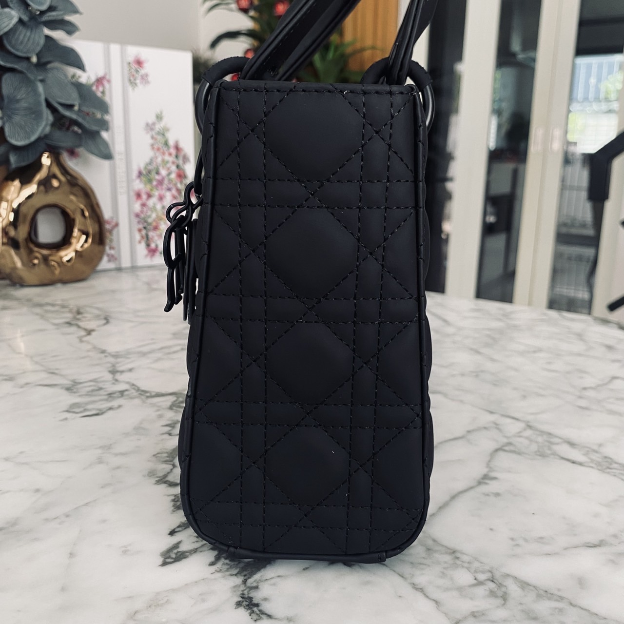 DIOR Small Lady My ABCDior bag Black Cannage Ultra-matte กระเป๋าสะพายดีไซน์เรียบหรู ทรงกล่องคลาสสิค โดดเด่นด้วยพวงกุญแจอะไหล่สีเดียวกับตัวกระเป๋า สีดำผิวแมทท์สุดคลาสสิก ลายเส้นซ้อนทับสวยงาม
