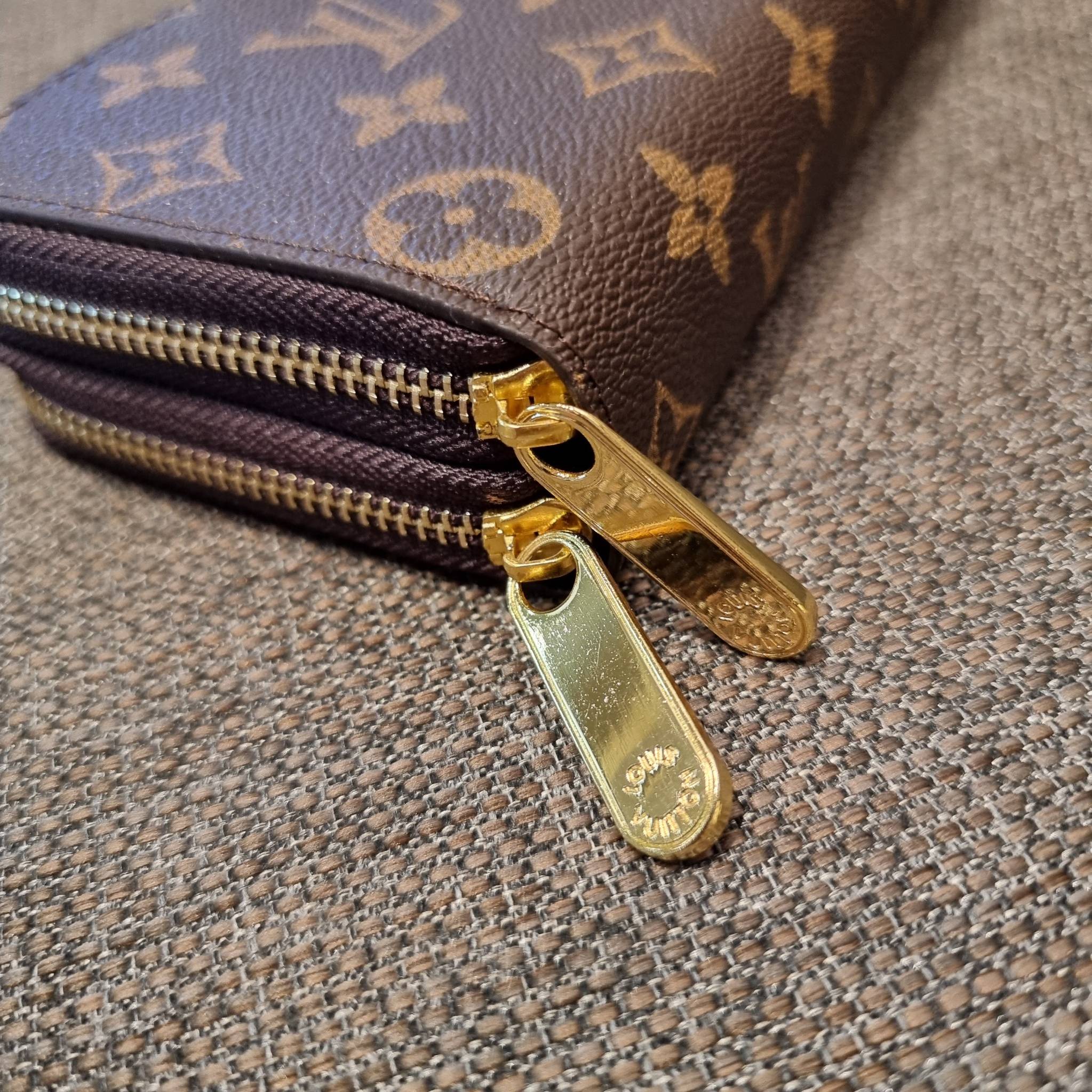 2ซิปก็ต้องมาแล้วแหละ!! IN STOCK แล้ว!! ด่วน!! เตือนแล้วน้า!!! LV long wallet ไอเท็มสุดฮิต ติดทุกกระแส แรงไม่เคยตก รุ่น unisex ที่จะหนุ่มๆสาวๆ ก็เลิฟได้หมด!! ใบยาวขนาดกำลังเหมาะมือ รอบนี้คือดี คุ้ม เพราะมาสองซิป ใส่กันแบบเน้นๆ เงินตุงกระเป๋ารับทรัพย์!! ถือ