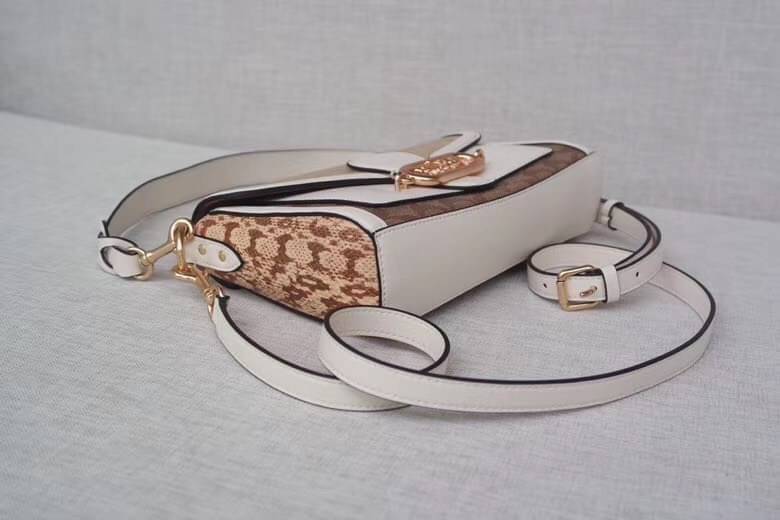 COACH SMALL JADE SHOULDER BAG IN BLOCKED SIGNATURE CANVAS (COACH 2723)🌹 สวยหรู ดูแพงมากๆ กับรุ่นนี้ วัสดุหนังแท้ ผสมแคนวาสอย่างดี หนังนิ่มมากๆ ด้านข้างเป็นหนังลายงูสังเคราะห์ ทรงสวยมากๆ มีสายให้ 2 เส้น สายสั้น และสายยาว ถอดได้ทั้ง 2 สาย จะถือเป็นค