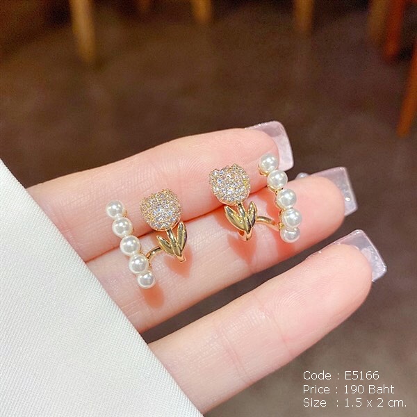 ต่างหูครอป ดอกทิวลิปสีทองฝังเพชรcz แต่งมุก