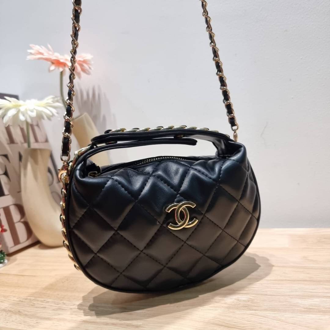 Chanel Pouch Hot item 2023 กระเป๋าสะพายกึ่งพอช ใบเล็กน่ารักน่าใช้ ถือไปไหนก็อัพลุคปัง วัสดุหนังแกะ สัมผัสนิ่มมือ หูจับในตัว ปรับได้อีกเล็กน้อย มาพร้อมสายสะพายโซ่