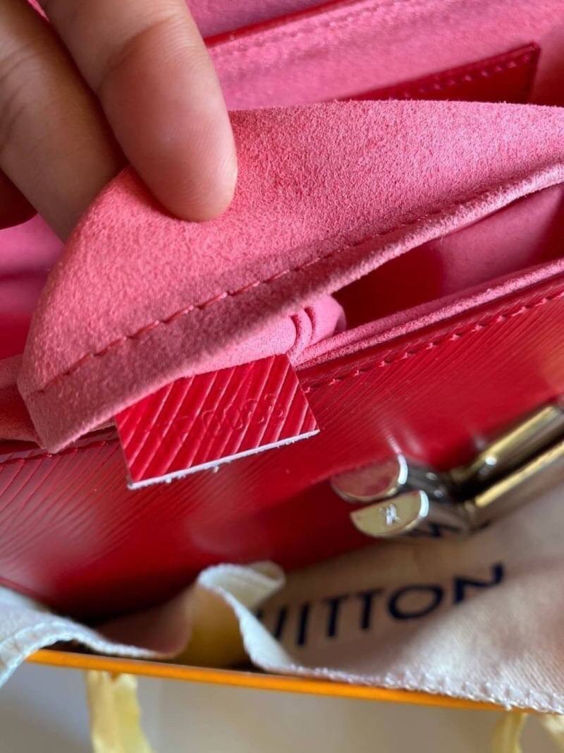 VIP 】หนังแท้ LOUIS VUITTON Epi Twist Shoulder Bag MM 4 สี พร้อมส่งที่ไทย