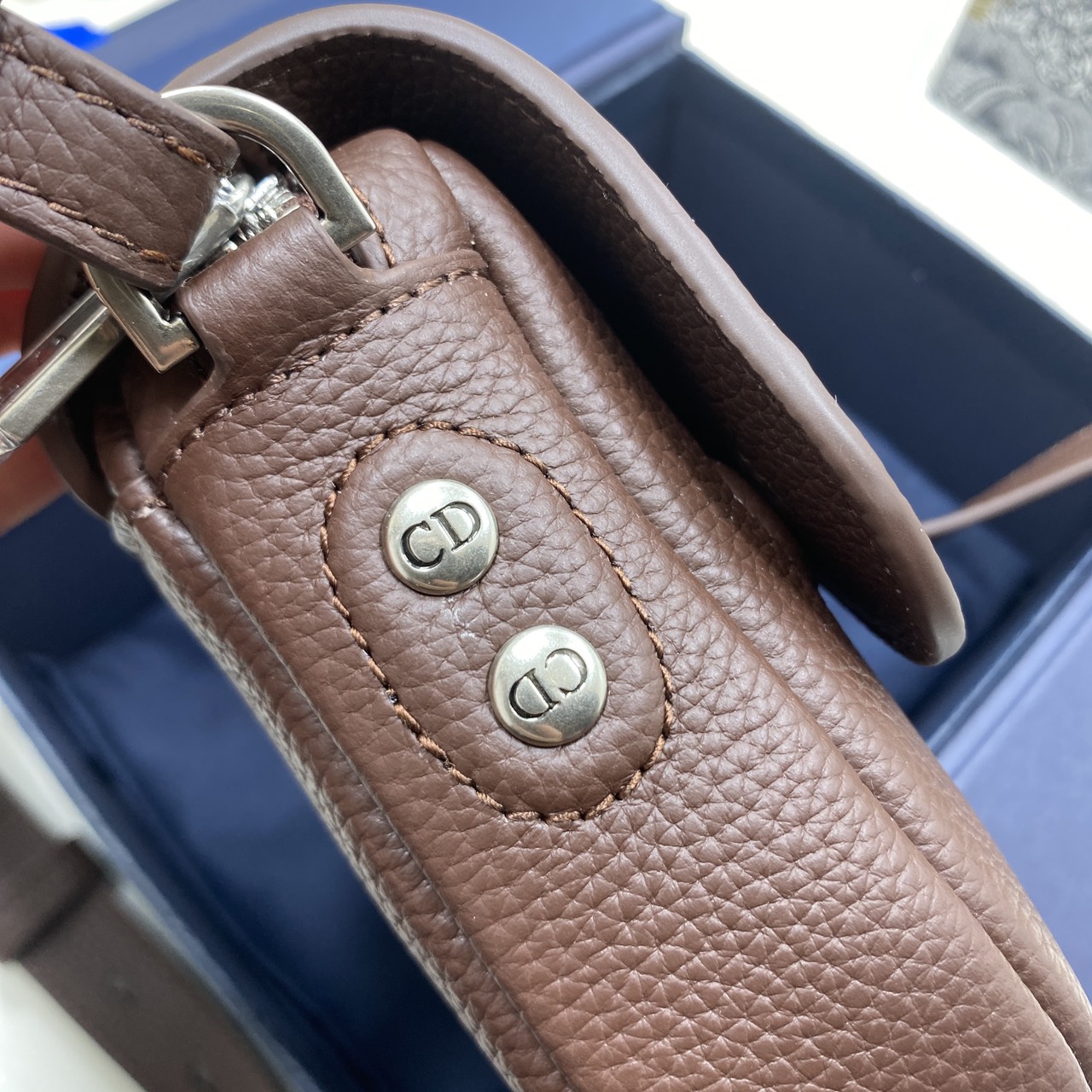 ORI หนังแท้ | DIOR Mini Saddle Bag Icons Leather black กระเป๋าสะพาย คาดอก เปิดตัวครั้งแรกในงานแฟชั่นโชว์ Summer 2025 ดีไซน์สุดไอคอนิกมาตีความใหม่ด้วยรูปทรงที่ทันสมัย หนังแท้ Icons