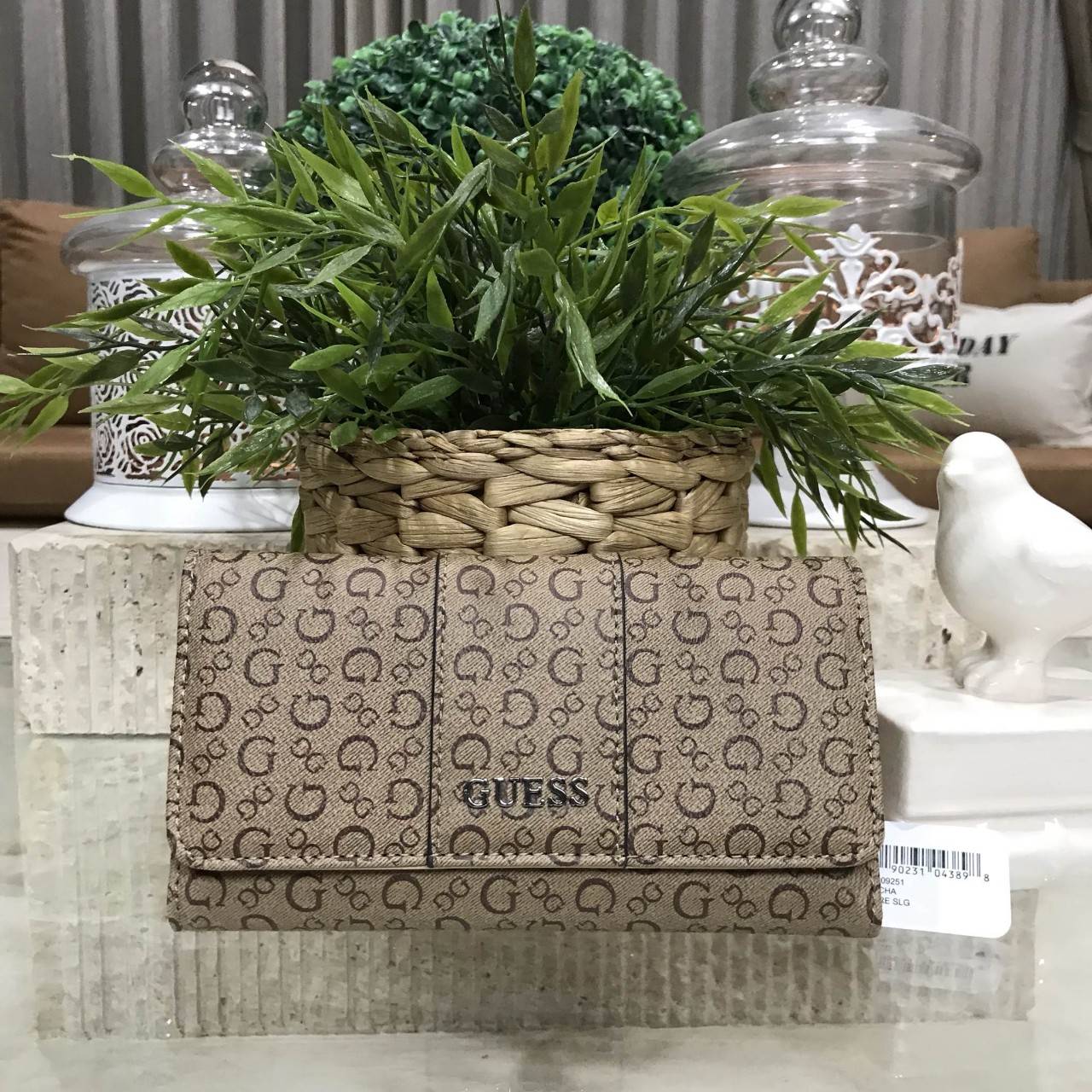 GUESS FACTORY WOMEN'S LONG WALLET 2018 กระเป๋าสตางค์ใบยาวฝาปิดหนัง Saffiano ลาย Signature สวยอยู่ทรงด้านหน้าประดับโลโก้แบรนด์ดูดี ด้านหลังมีช่องซิป ภายในมีช่องแบ่งหลายช่องเป็นสัดส่วน มีช่องใส่ธนบัตร ช่องซิป ช่องใส่บัตร ใส่มือถือ iphone8+ ได้ ตัวจริงส