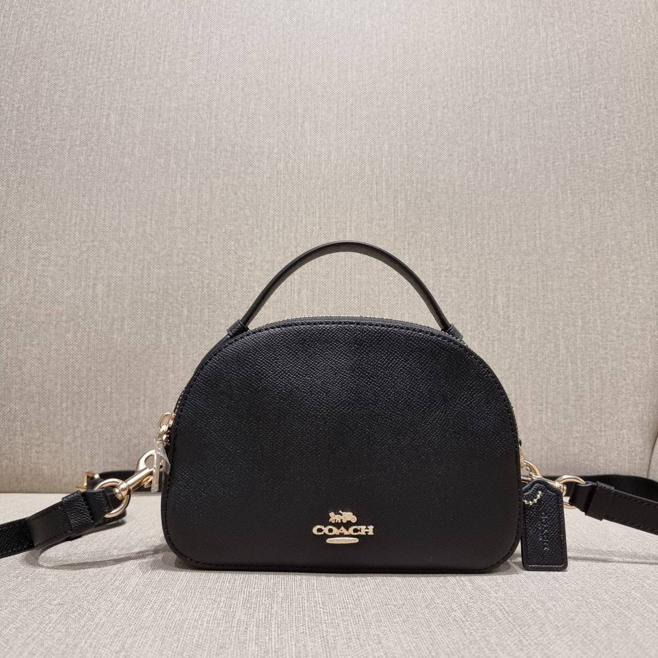 COACH 1589 SERENA SATCHEL กระเป๋าสะพายคอลเลคชั่นยอดฮิต ดีไซน์ลุคผู้ดี ต้องยกให้น้องใบนี้เลย!! จัดสีคุณหนูมาให้ สวยตาแตก!! วัสดุหนัง crossgrain ทนทาน เปิด-ปิดด้วยซิป 2 ช่องหลัก ภายในเป็นช่องโล่ง เก็บของได้แบบสบายๆ ใส่มือถือได้ทุกรุ่น สามารถหยิบไปแมทช์ได้ง่