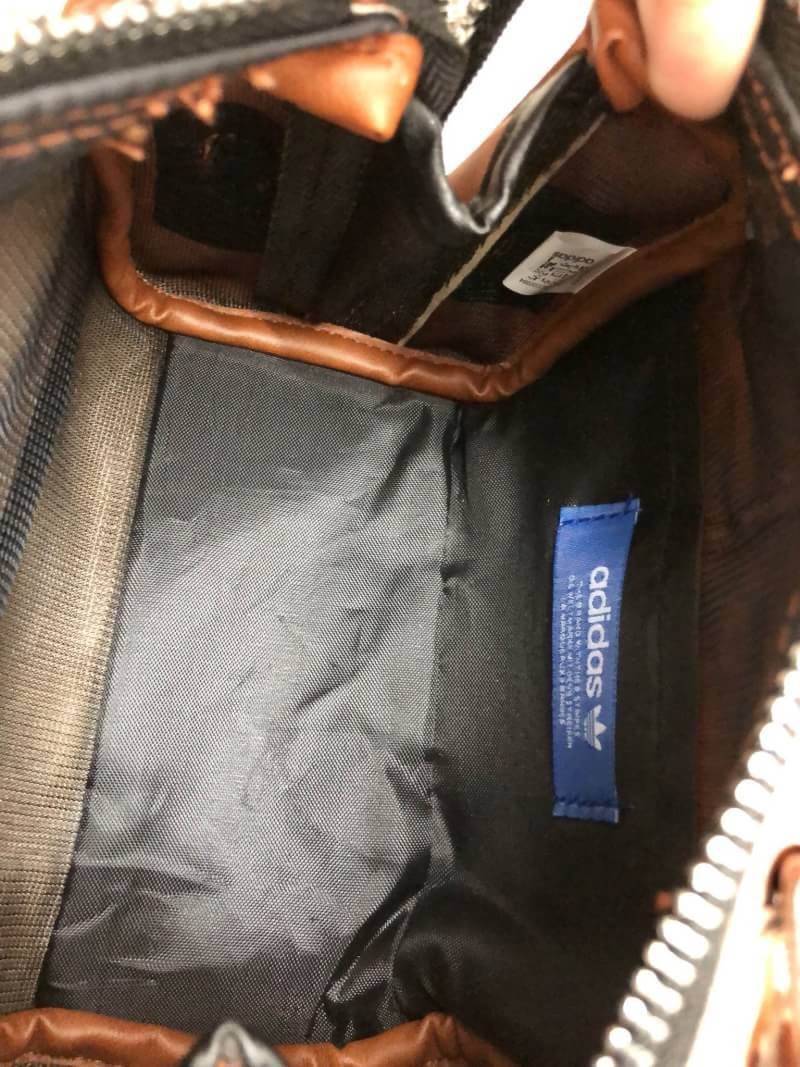 Adidas mini shoulder bag and messenger bag 2018 พร้อมส่ง กระเป๋าสะพายข้างแนว Sport วัสดุ pu หนังนิ่ม น้ำหนักเบาค่ะ ใช้ได้ทั้งด้านหน้าและหลังค่ะ ตัวกระเป๋าสกรีนโลโก้แบรนด์ เปิดปิดกระเป๋าแบบซิป ภายในโล่ง กว้างสามารถใส่มือถือได้ กระเป๋าสตางค์ใบเล็กได้ หรือขอ