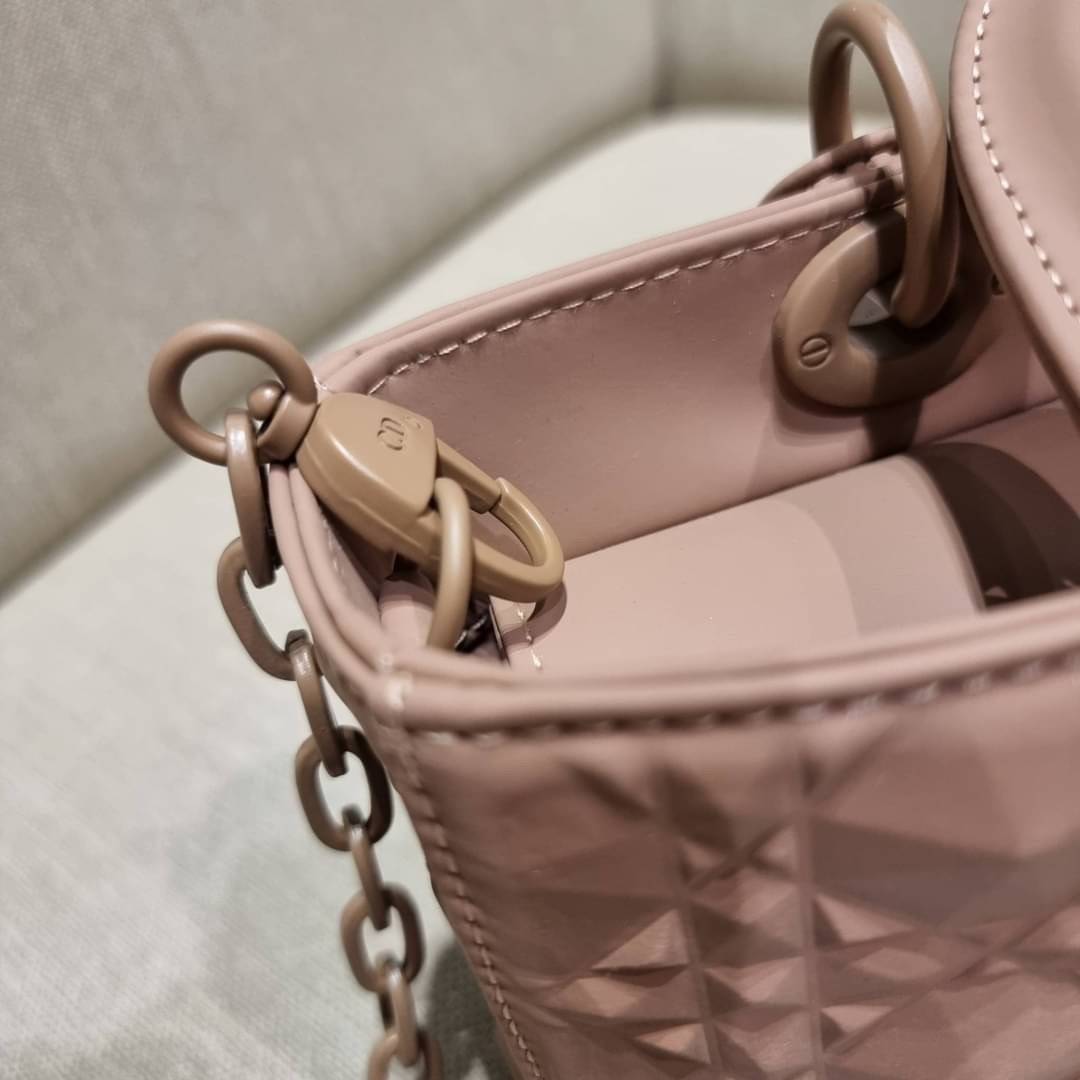 DIOR LADY D-JOY BAG Cannage Calfskin with Diamond Motif / CD LADY D-JOY BAG ดีไซน์ใหม่ อัพเลเวลความหรู กับกระเป๋าสะพายข้างที่รอบนี้ดีไซน์รูปทรงโฉมใหม่ ใช้งานง่ายขึ้น