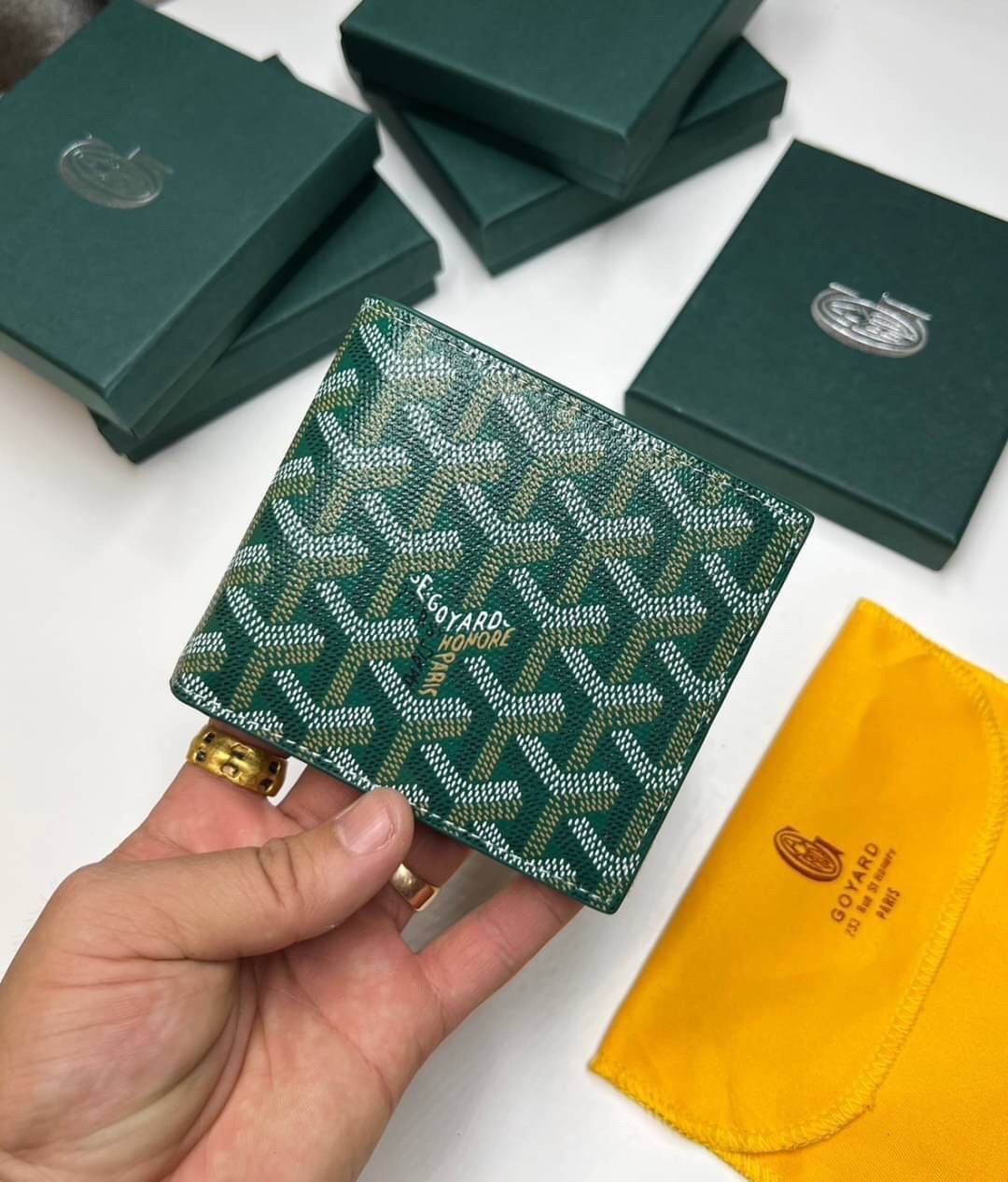 GOYARD WALLET / GOYARD Victoire Bifold Wallet พร้อมส่งที่ไทย เกรดเทพออริจินอล หนังเกรดดีสุด กระเป๋าสตางค์ผู้ชายใบสั้น พร้อมกล่องเขียวแบรนด์สวยหรู อีกรุ่นที่ยอดขายไม่เคยตก ภาพสินค้าถ่ายจากงานขายจริง ใช้งานต่างประเทศได้เลยค่ะ