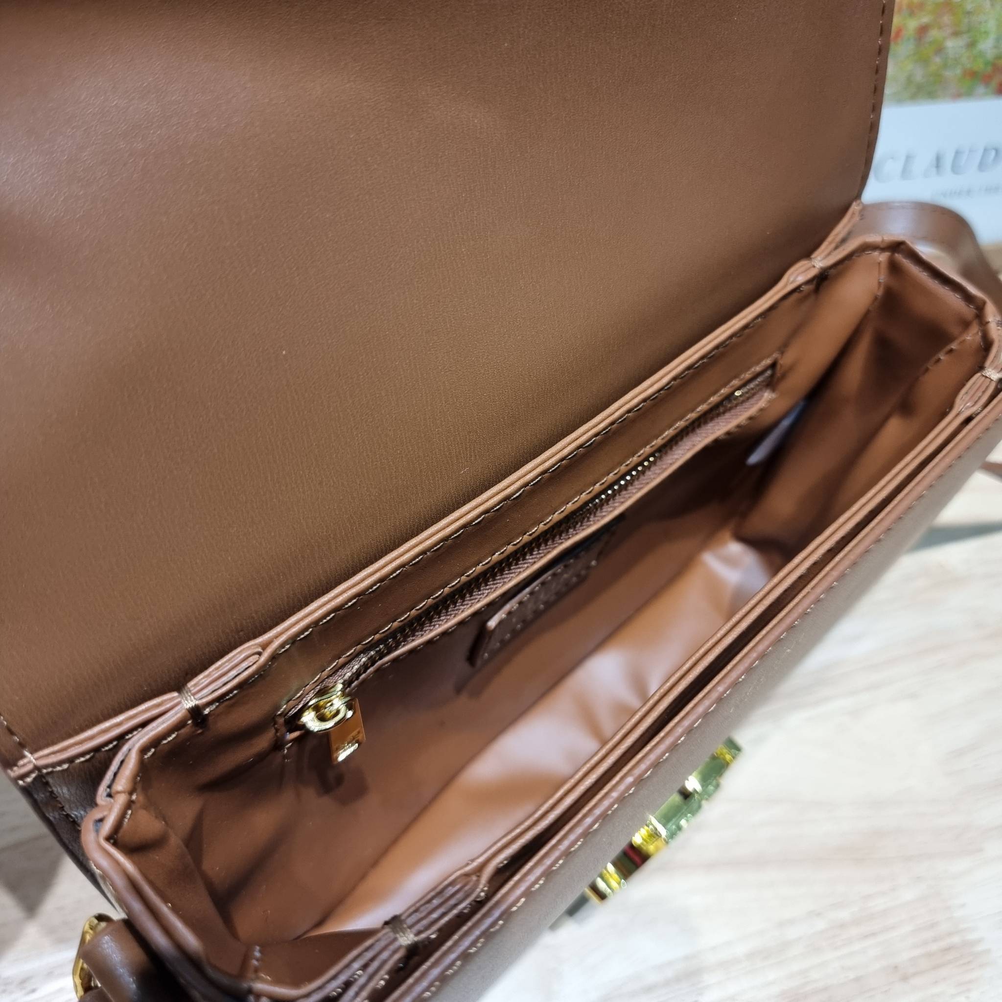 CELINE CLASSIQUE TRIOMPHE BAG IN SHINY CALFSKIN ไอเท็มสุดคลาสสิค ที่ขาดไม่ได้ กระเป๋าสะพายทรงสวยคลาสสิค แฝงความผู้ดี ที่ใช้ได้ทั้งชายหญิง