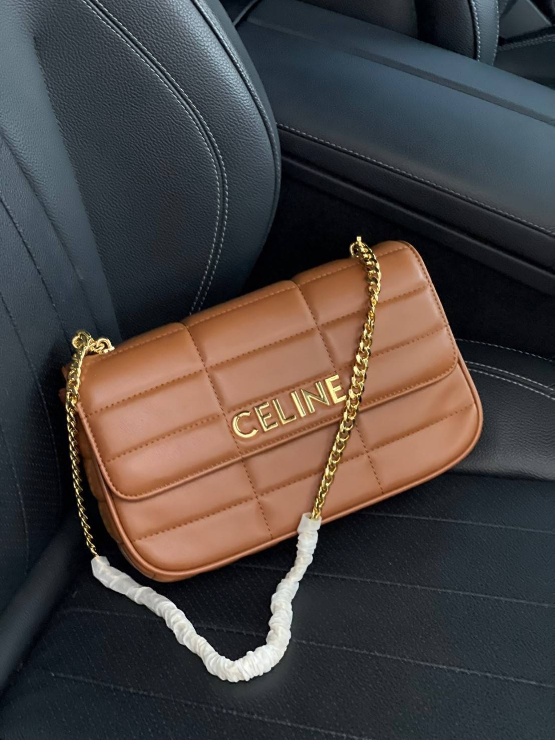 CELINE CHAIN SHOULDER BAG MATELASSE MONOCHROME CELINE in Quilted Goatskin กระเป๋าเทรนด์กระเป๋าสุดฮอตแต่ยังคงความคลาสสิก