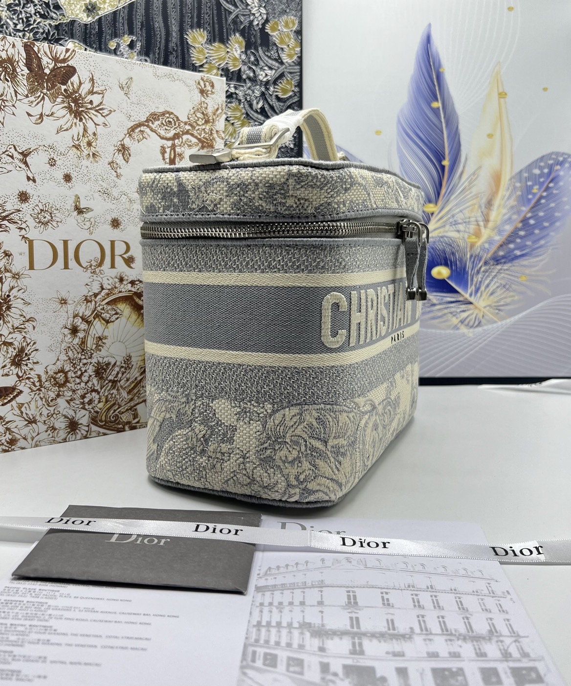 22cm Medium DiorTravel Vanity Case กระเป๋าใส่เครื่องสำอางใบกลาง จุของได้เยอะ มาพร้อมกับลวดลาย Oblique ปักอย่างประณีตและประดับด้วยสัญลักษณ์ Christian Dior Paris มาพร้อมสายสะพายและหูจับในตัว