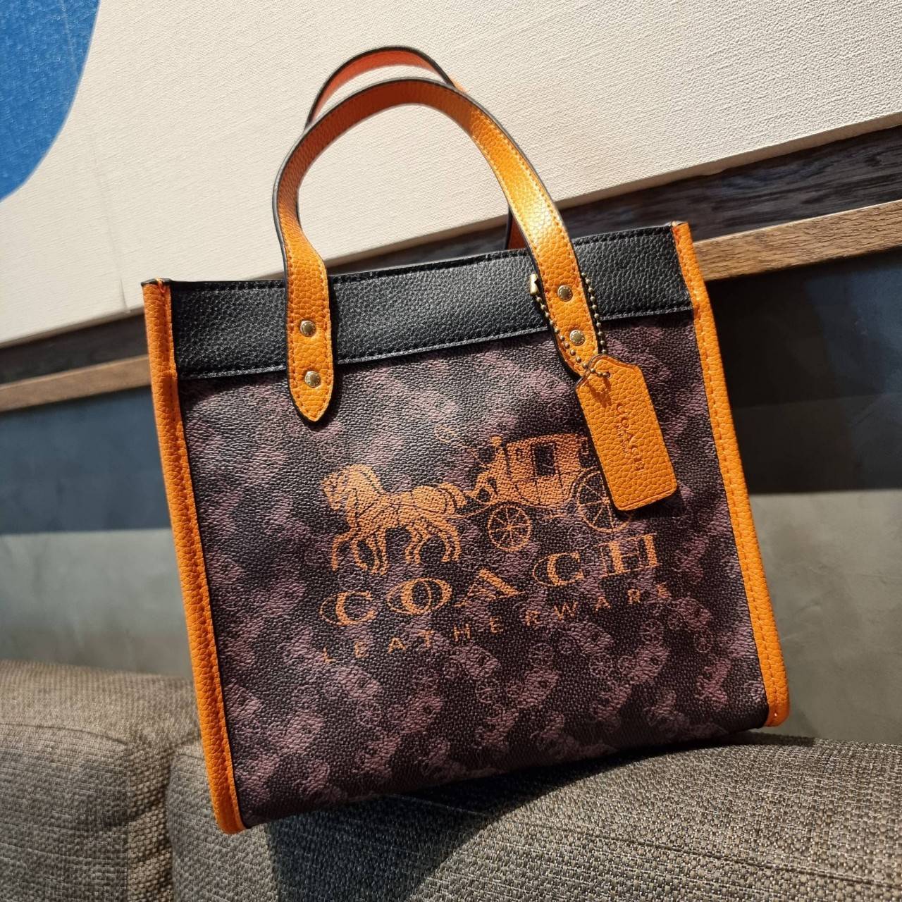 COACH C8456 FIELD TOTE 22 WITH HORSE AND CARRIAGE PRINT AND CARRIAGE BADGE คอลเลคชั่นสุดคลาสสิค ต้อนรับซัมเมอร์ ทั้งสดใสและร้อนแรง สวยหรูดูแพงในไอเท็มเดียว กระเป๋าทรงโท้ท ไซส์กำลังสวย น่ารักน่าใช้ ฟังก์ชั่นการใช้งานสะดวกที่สุด มีทั้งสายคล้องแขนในตัว และสา