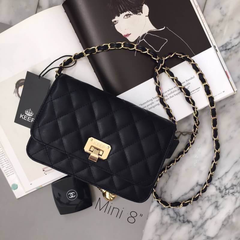Spell Flat พร้อมส่ง ทั้ง 2 size แล้วน๊าค๊า รอบที่แล้ว ใครไม่ทันรอบนี้ต้อง จัด!! ให้ทันน๊า เพราะ ขายดี หมดเร็ว ม๊ากกก บอกเลย 😘 🖤KEEP spell Flat bag (( mini - classic size )) ตัวกระเป๋าหนังแกะสังเคราะห์ ลายหนังสวยมากๆคะ นิ่ม-ตึง สุดๆ รุ่นนี้
