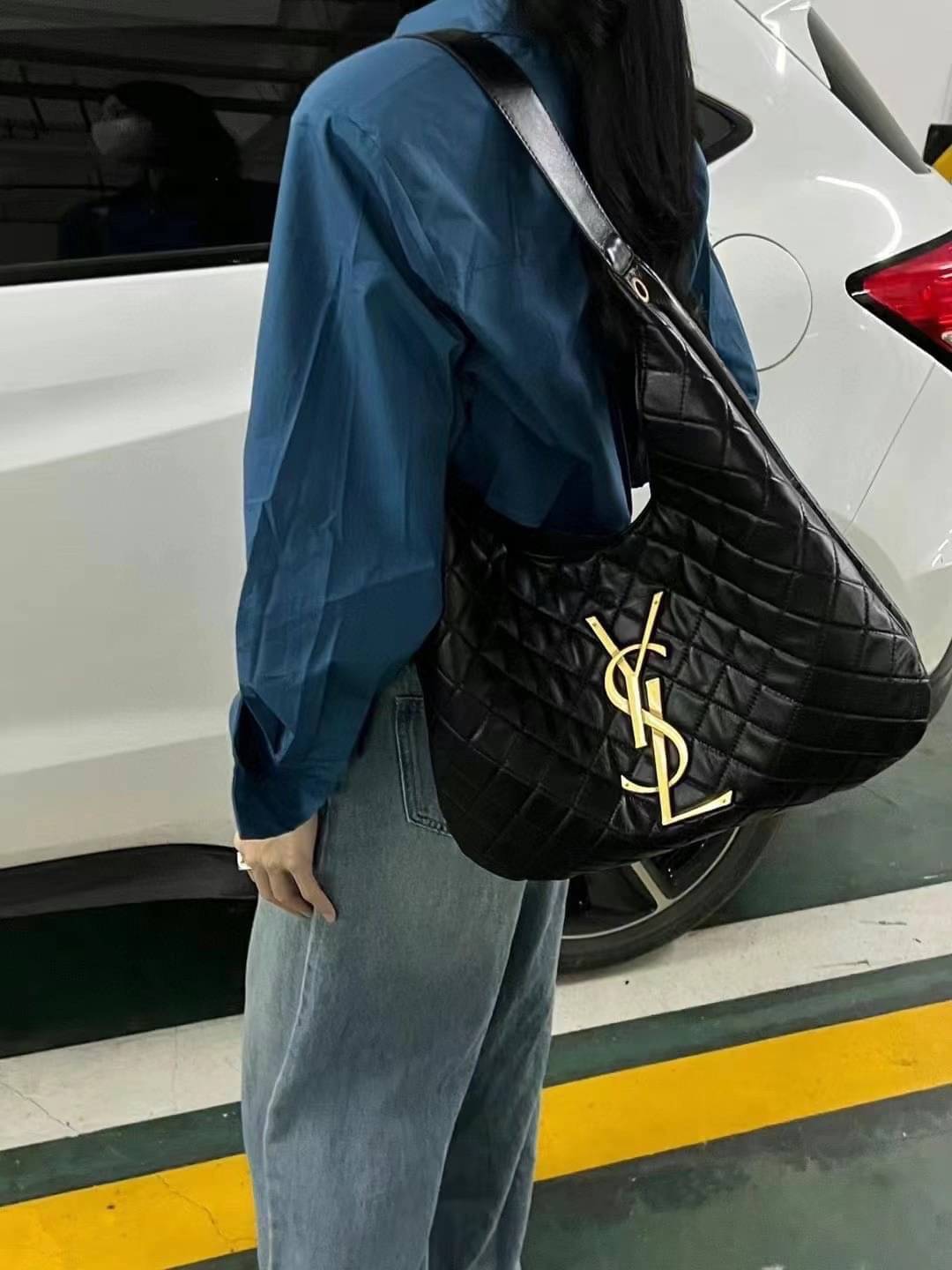 YSL maxi shopping bag in quilted lambskin / YSL tote bag กระเป๋าสะพาย YSL ทรงชอปปิ้งมาใหม่ หน้าติดโลโก้แบรนด์สีทอง ใช้งานง่าย จุของได้เยอะเลยค่ะ สาวๆนักช็อปห้ามพลาดน้า งานหนังซอร์ฟสวย ภาพสินค้าถ่ายจากงานขายจริง ใช้งานต่างประเทศได้