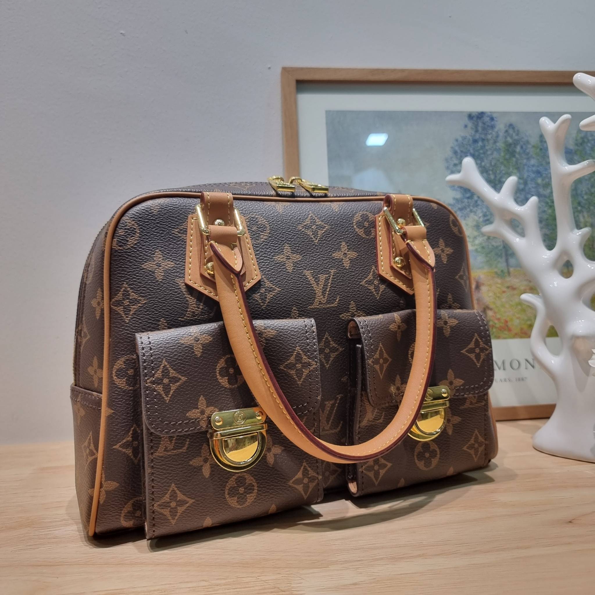LV Manhattan Pm Monogram Handbag / LV MANHATTAN HANDBAG กระเป๋าถือทรงผู้ดี คลาสสิค สวยหรู ไซส์กำลังสวย ราคาแสนดี ดีไซน์ตกแต่งกระเป๋าเล็กด้านหน้า ใส่ของจุกจิกได้