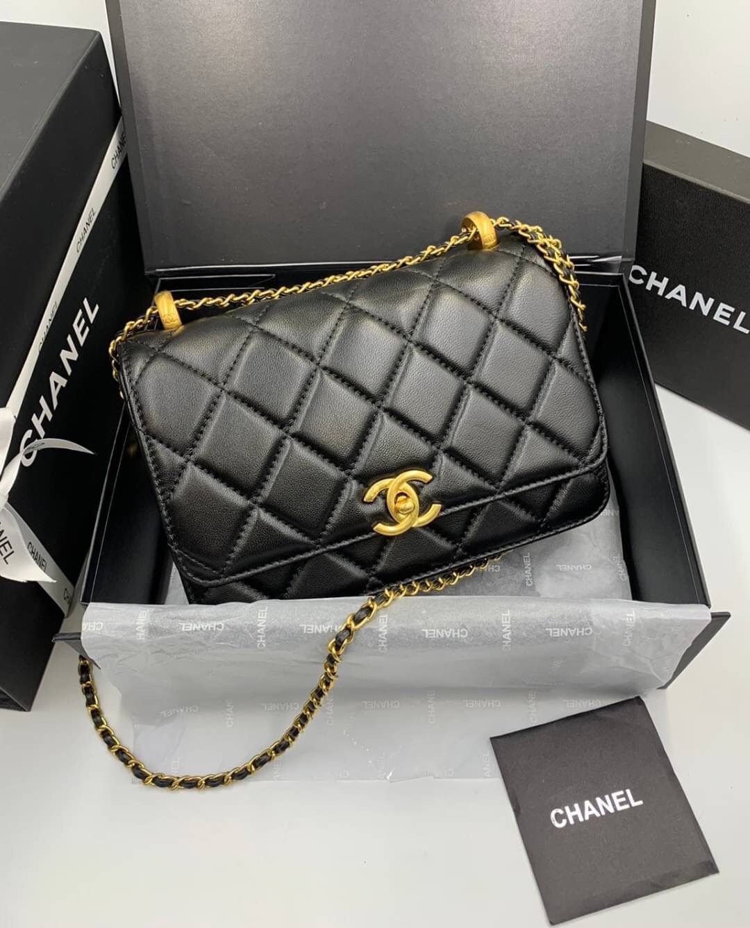หนังแท้ VIP GIFT CHANEL CLASSIC CROSSBODY CHAIN IN BLACK BAG งานหนังแกะสีดำสุดคลาสสิก เรียบหรู มีกิมมิกน่ารักๆ หนังฟูทุกช่องสวยมากๆ อะไหล่สีทอง สวยสุดๆ เลยค่ะ