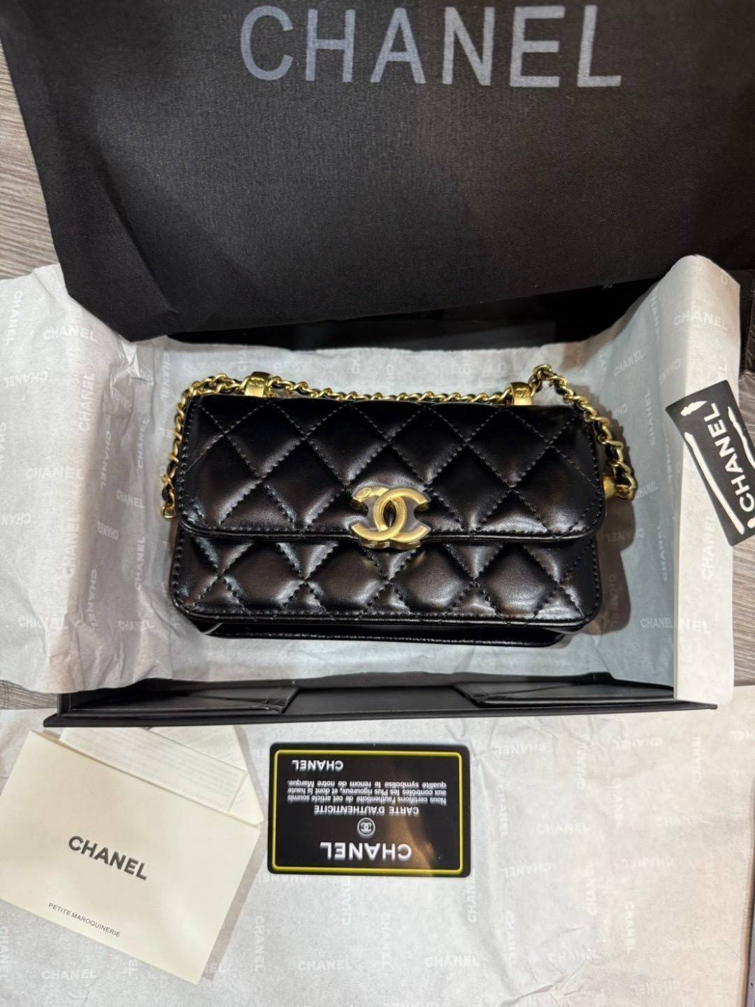 CHANEL 22 Double gold ball bag กระเป๋าสะพายสุดหรูรูปทรงคลาสสิกตลอดกาลไม่มีเอาท์ เพิ่มกิมมิกด้วยลูกบอลสีทองห้อย 2 ข้างปลายสายสะพาย เพิ่มความน่ารักโดดเด่น ดูแพง ผู้ดีคุณหนูลูกคุณมากๆ