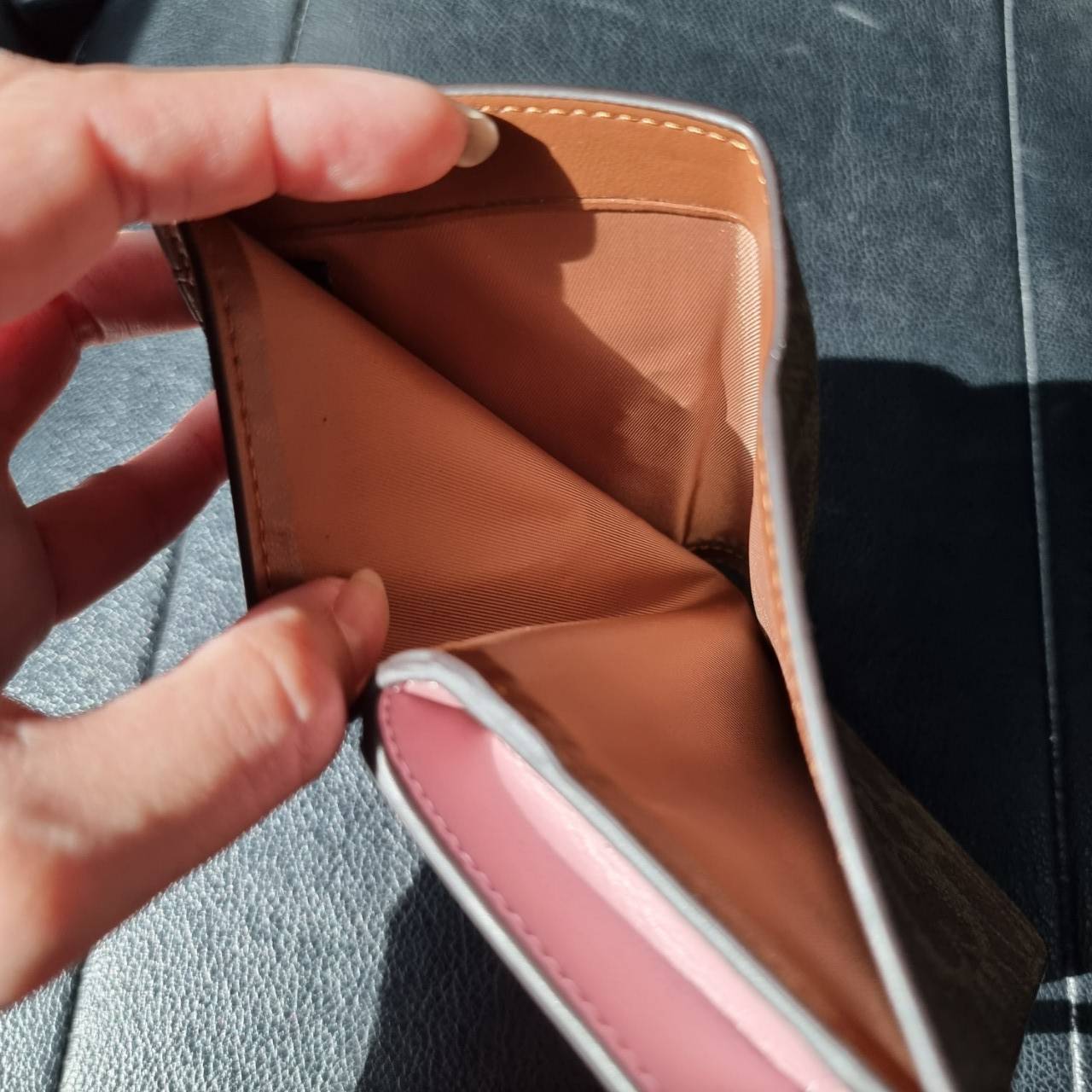 COACH F33034 MEDIUM CORNER ZIP WALLET IN COLORBLOCK SIGNATURE CANVAS กระเป๋าสตางค์ใบกลาง 👛 ขนาดกำลังเหมาะมือ วัสดุหนังแคนวาส ดูแลรักษาง่าย มีช่องใส่บัตรและธนบัตรครบ และช่องซิปแยกไว้ใส่เหรียญ สวยคลาคสิคแบบนี้เหมาะส่งต่อเป็นของขวัญที่สุดจ้า