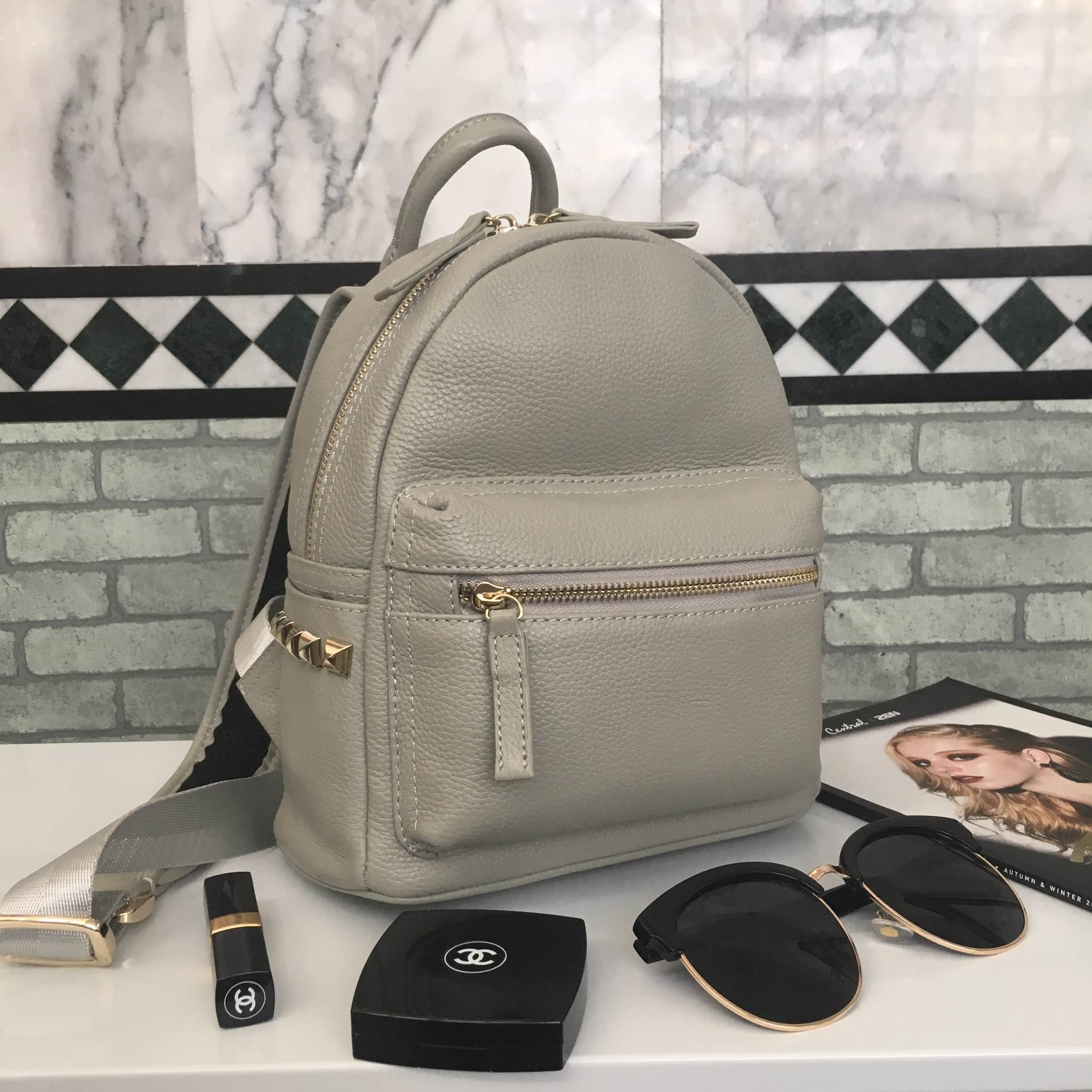 รุ่นใหม่ล่าสุดเลย ห้ามพลาดน๊า !!! งานหนังแท้ ทางร้านได้ รุ่นสุด Chic ทรง mini mini น่ารักๆ จากแบรนด์ KEEP มาฝากคะ กระเป๋า หนังแท้เนื้อดี ลายหนังชัด ทนทานคะ น้ำหนักเบา ดีไซด์ ทันสมัย เข้าได้กับทุกชุด สายสะพายเป็นหนังมีอัดแผ่นรองเพิ่มความนิ่มเวลาสะพายคะ ด้า