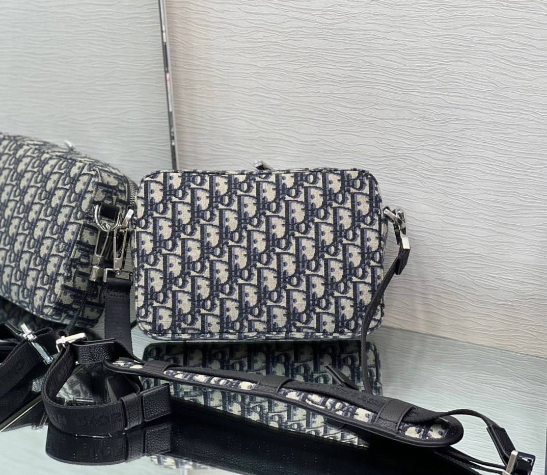 หนังแท้ DIOR SAFARI MESSENGER BAG / Dior crossbody Beige and Black Dior Oblique Jacquard พร้อมส่งที่ไทย งานหนังแท้และผ้าแจ็คการ์ดเกรดออริจินอล ภาพสินค้าถ่ายจากงานขายจริง ใช้งานต่างประเทศได้