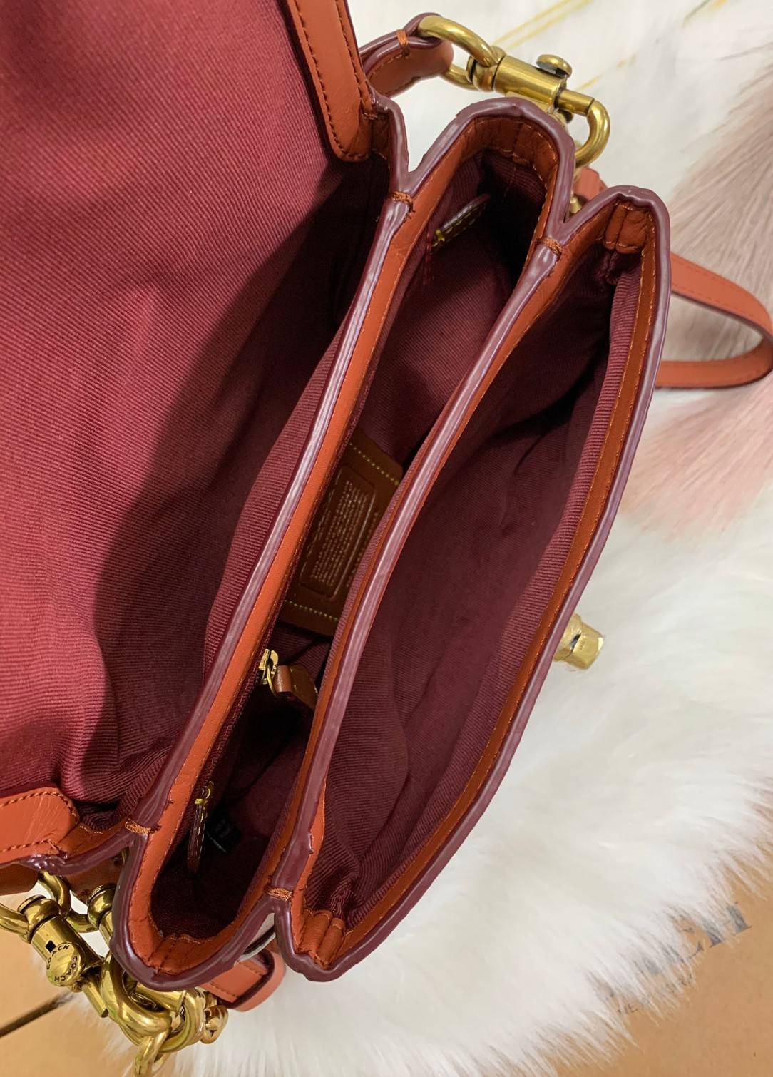 COACH CASSIE CROSSBODY 19 IN SIGNATURE BAG 💋สวย คลาสสิค ดูดีมีระดับมากๆค่ะ!! กระเป๋าแบบหิ้วได้//คล้องไหล่ได้//สะพายข้างหรือครอสบอดี้ร์ได้ วัสดุหนังแท้ทั้งใบอย่างดีค่ะ เปิดปิดกระเป๋าแบบหมุนล็อค ภายในแบ่ง3ช่อง แต่ละช่องกว้าง สามารถใส่กระเป๋าเงินใบกล