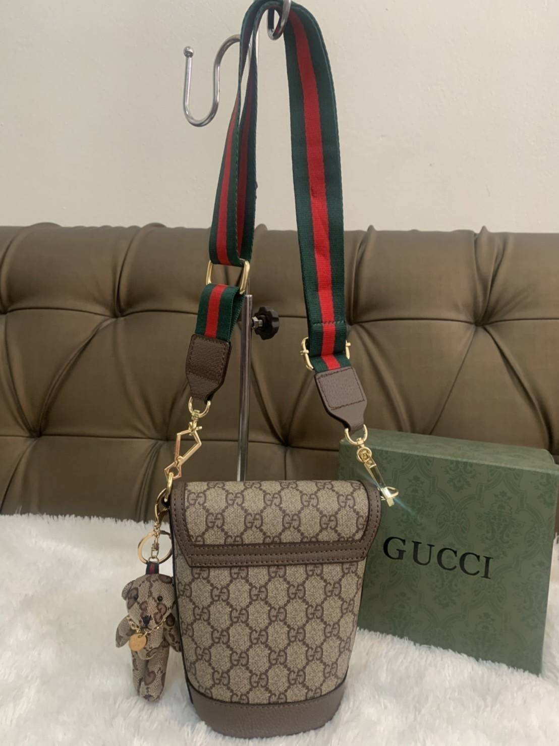 กระเป๋าสะพาย กระเป๋าใส่โทรศัพท์ งานแฟชั่นคลาสสิก Gucci Gag VIP GIFT WITH PURCHASE (GWP) พรีเมี่ยมกิ้ฟ Limited Edition รูปทรงถัง วัสดุcalfskin อะไหล่ทอง ลวดลายชิกเนเจอร์ โมโนแกรม GG เพิ่มความน่ารักด้วยพวงกุญแจเข้าชุดตุ๊กตาห้อยข้าง น่ารักมากมาย มาพร้อมสายสะ