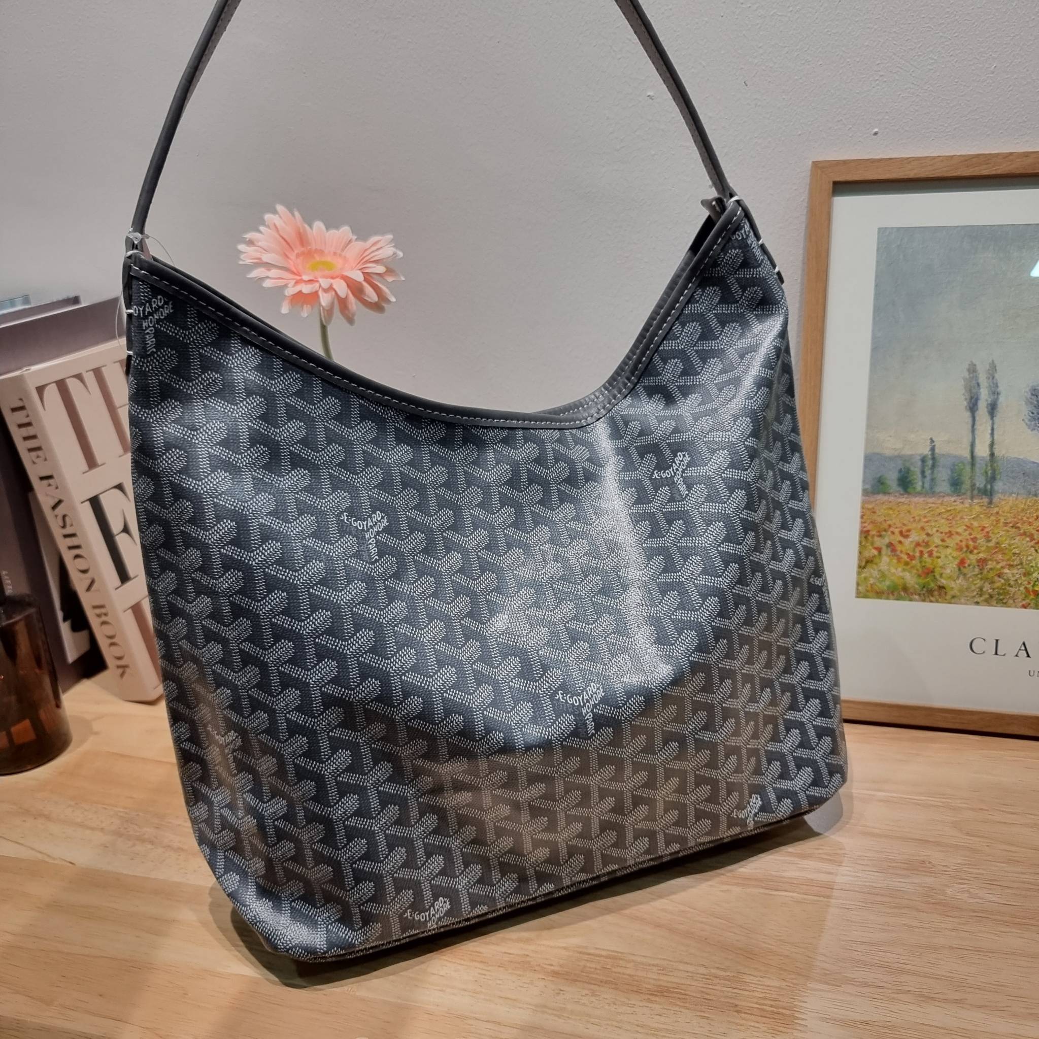 GOYARD BOHEME HOBO BAG / GOYARD HOBO กระเป๋าสะพายทรงโฮโบ ใบใหญ่จุใจ!! มาครบสีขายดี เลิศทุกสี รูปทรงคลาสสิค ดีไซน์เป็นเอกลักษณ์ วัสดุหนังแคนวาสพิมพ์ลายสวยคม ปากกระเป๋ามีซิปเปิด-ปิดกันของหล่นได้ ภายในโล่งกว้างมาก มาพร้อมสายคล้องในตัว ทนทาน สะพายสวยๆได้ทุกวั