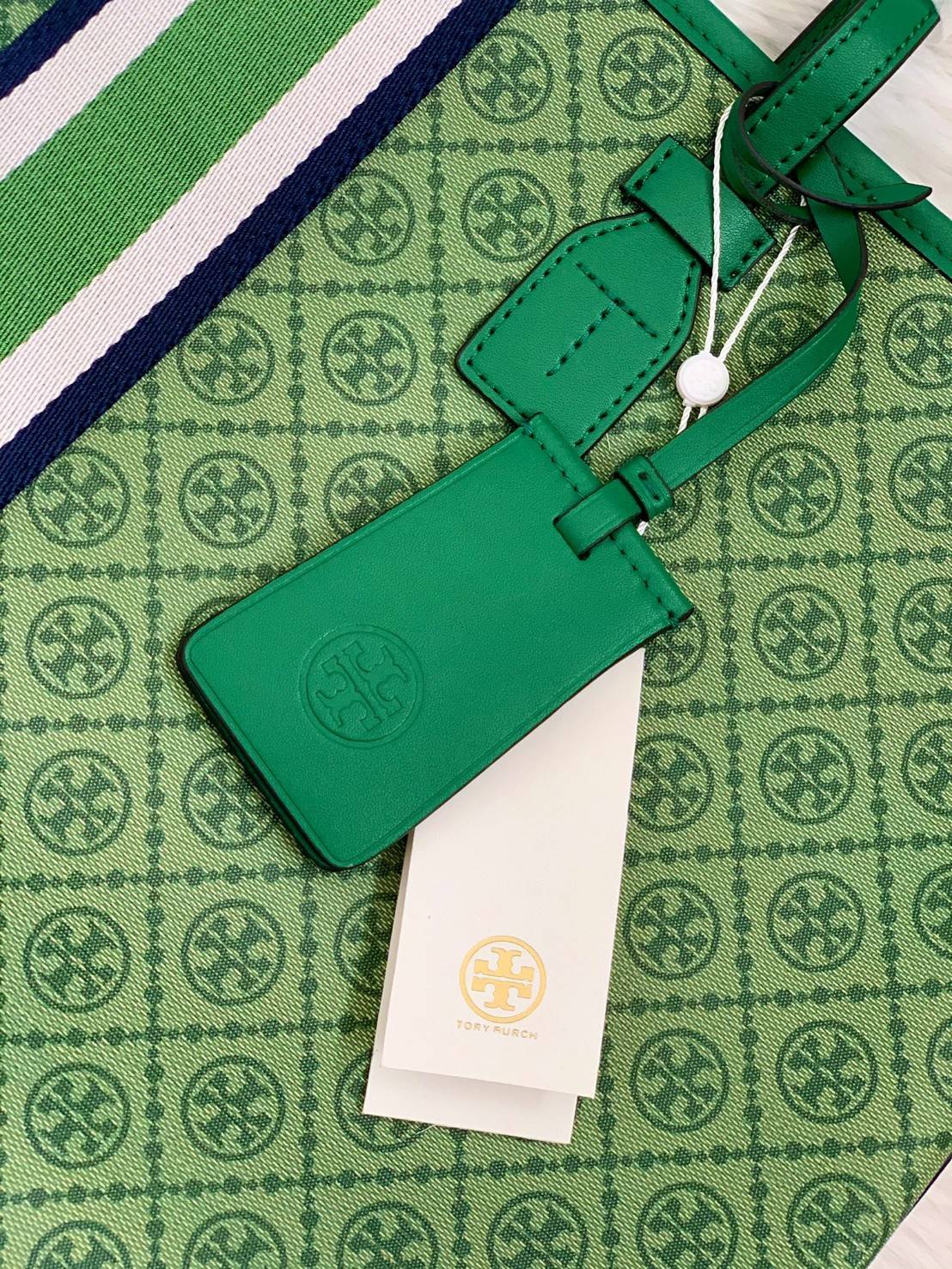 หลงรักใบใหญ่ สวยจริง ไม่จกตา สินค้าคุณภาพค่ะ💥 TORY BURCH LARGE T MONOGRAM SHOPPING BAG พร้อมส่งที่ไทย! กระเป๋าทรงshopping ใบใหญ่ใส่ได้จุ หนังแคนวาสอย่างดี ลายแบรนด์ทั้งใบ มีพวงหนังแบรนด์ห้อยด้านหน้า เพิ่มความหรูเข้ามา เปิดปิดกระเป๋าแบบซิป ภายในกว้