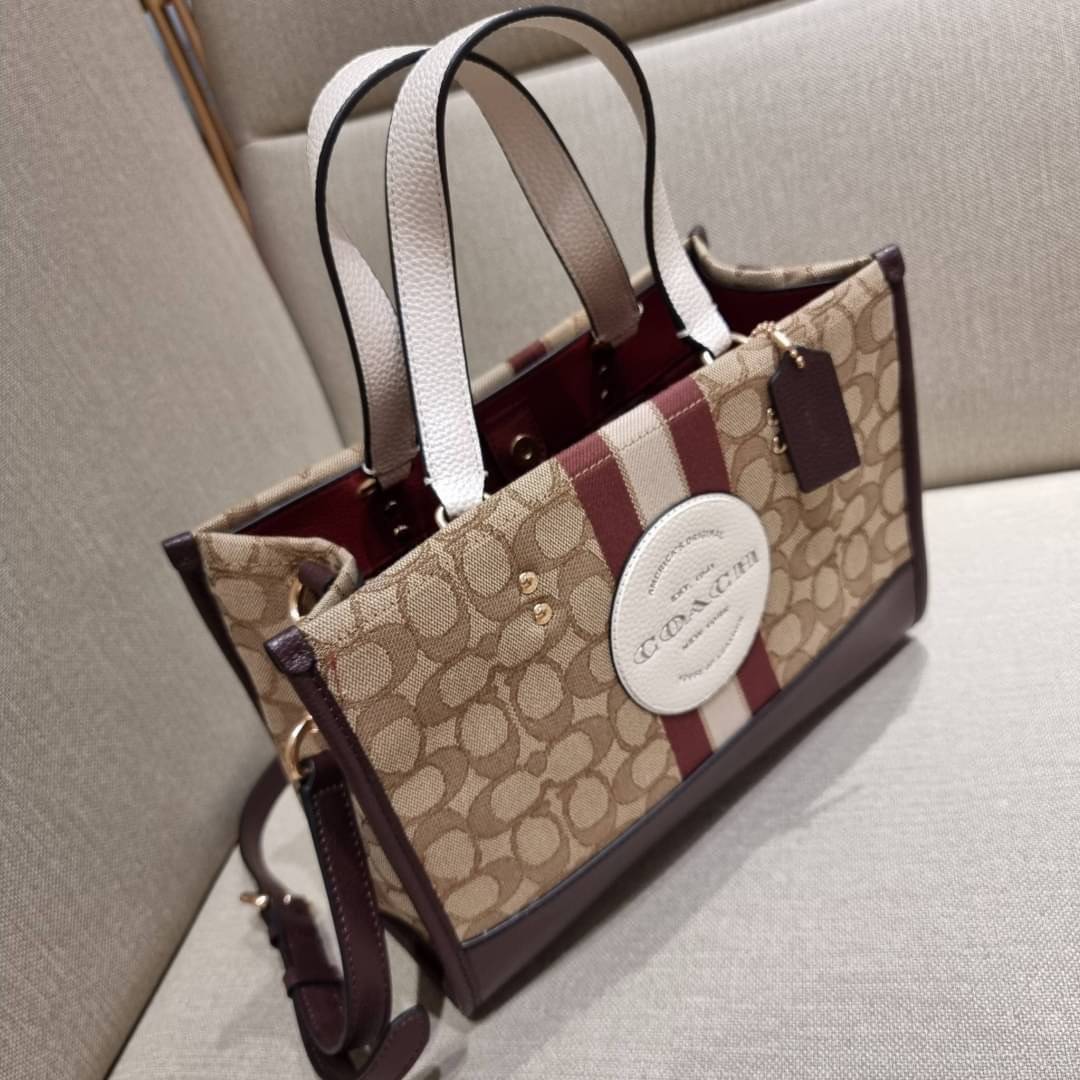 ใบใหญ่ COACH C8407 DEMPSEY CARRYALL IN SIGNATURE JACQUARD WITH STRIPE AND COACH PATCH ใบใหญ่ จุใจ คอลเลคชั่นใหม่ สีที่สาวๆรอคอย สวยคม ละมุนและมีความหรูในตัว กับกระเป๋าทรงโท้ท ไซส์ใหญ่ที่สามารถจุของได้แบบไม่ต้องกังวล ฟังก์ชั่นการใช้งานสะดวกที่สุด มีทั้งสาย