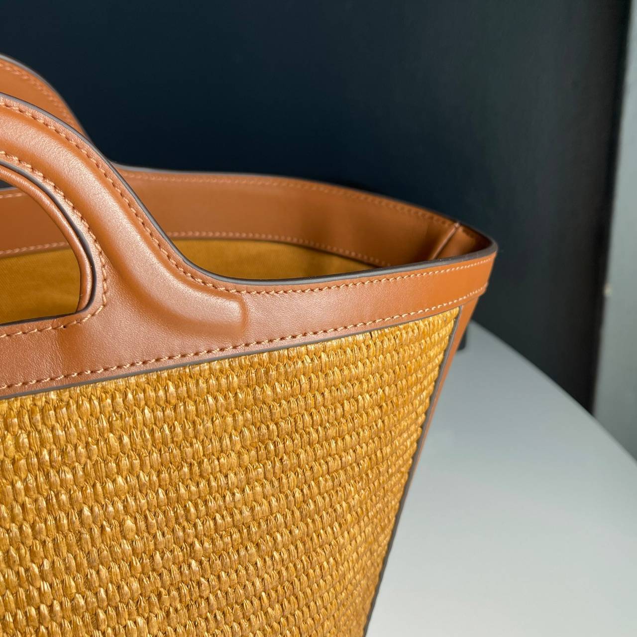 หนังแท้ MARNI TROPICALIA BUCKLE BAG / MARNI BUCKET SUMMER กระเป๋าทรงบัคเก็ต เป็นรุ่นที่หายากเย็นเหลือเกิน ใช้งานง่ายขนาดใหญ่จุของได้เยอะ พร้อมสายสะพายยาว ราคาดีมาก ทำจากหนังแท้เกรดออริจินอล เนื้องานละเอียดปราณีต ภาพสินค้าถ่ายจากงานขายจริง ใช้งานต่างประเทศ