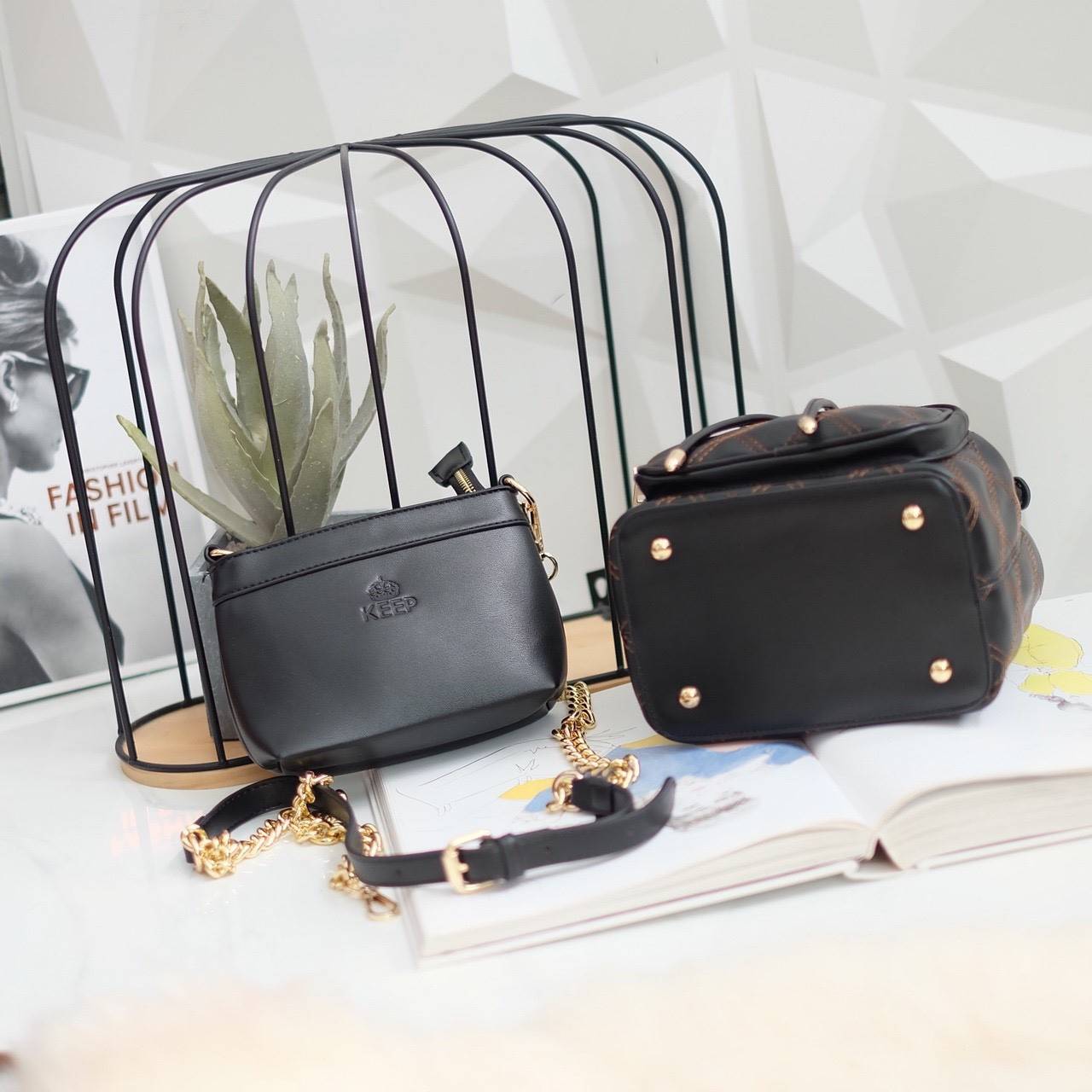 รุ่นใหม่ล่าสุด สวยมากๆค่า รุ่น New KEEP Minny bucket bag ทรงเก๋ สวย น่ารัก ขนาดตอบทุกโจทย์การใช้งาน เห็นแล้ว *หลงรักเลยคะ *ใบนี้ซื้อ1ได้ถึง2 มีกระเป๋าใส่ของใบเล็กด้านในให้อีก 1 ใบนะคะ 🌲ตัวกระเป๋าขนาดกำลังดีหนังเนื้อดีนิ่มมากๆคะ ดูแลรักษาง่าย ด้านใ