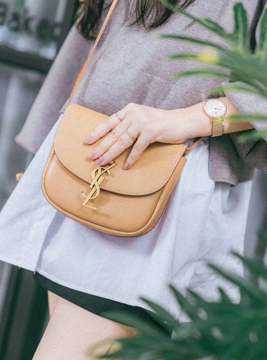 VIP 🥂 สีใหม่พร้อมส่ง! Saint Laurent Kaia Small YSL Plaque Leather Cross Body Bag / YVES SAINT LAURENT YSL BAG VIP วัสดุ Calfskin หนังเรียบอยู่ทรงเปิดปิดด้วยฝาปิดโลโก้แบรนด์อะไหล่ทอง ภายในโล่งมีโลโก้และช่องย่อยสามารถใส่มือถือของใช้จุกจิกได้เยอะ สาย