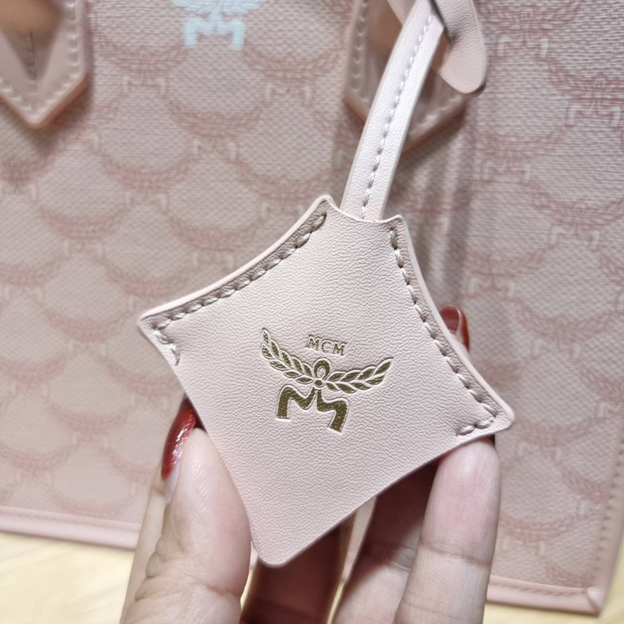 M.C.M HIMMEL SMALL TOTE IN LAURETOS คอลเลคชั่นใหม่ สีเข้าใหม่ ดีไซน์ละมุน น่ารักน่าใช้มากๆ ต้อนรับลวดลาย lauretos ไอคอนิกโมโนแกรมใหม่ ที่สวยแตกต่าง กระเป๋าทรงโท้ท โทนสีเรียบหรู