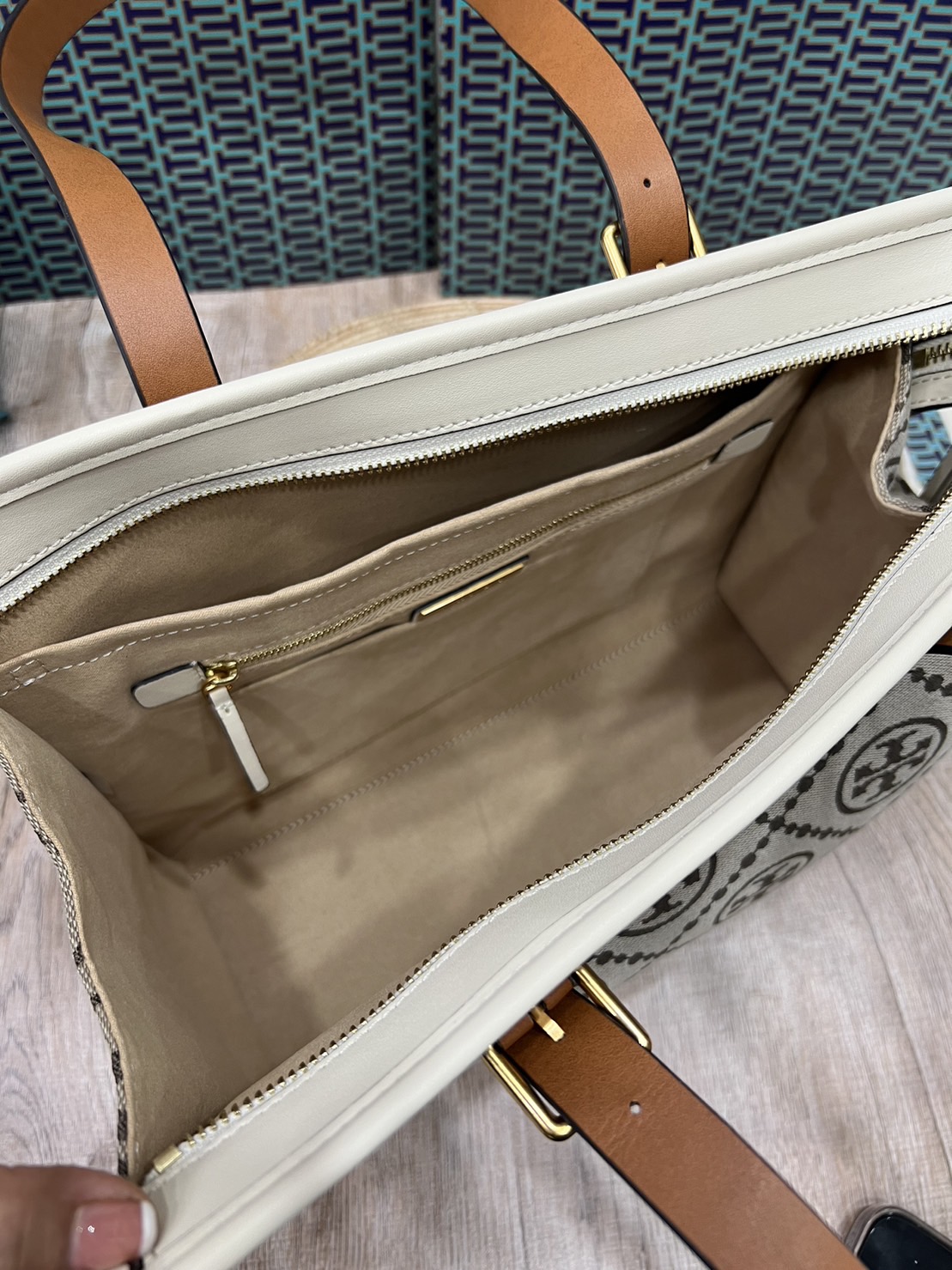 Tory Burch Small T Monogram Tote / TORY BURCH Shopper Tote Bag 32cm ใบใหญ่ กระเป๋าทรงโท้ท รุ่นใหม่ Square Tote ตกแต่งขอบด้วยหนังหรู มาพร้อมช่องเก็บของที่จุของได้มากมาย และสายจับกระเป๋าที่สามารถสะพายขึ้นไหล่ เหมาะสำหรับการใช้งานหลากหลายรูปแบบ รังสรรค์ลงบนก