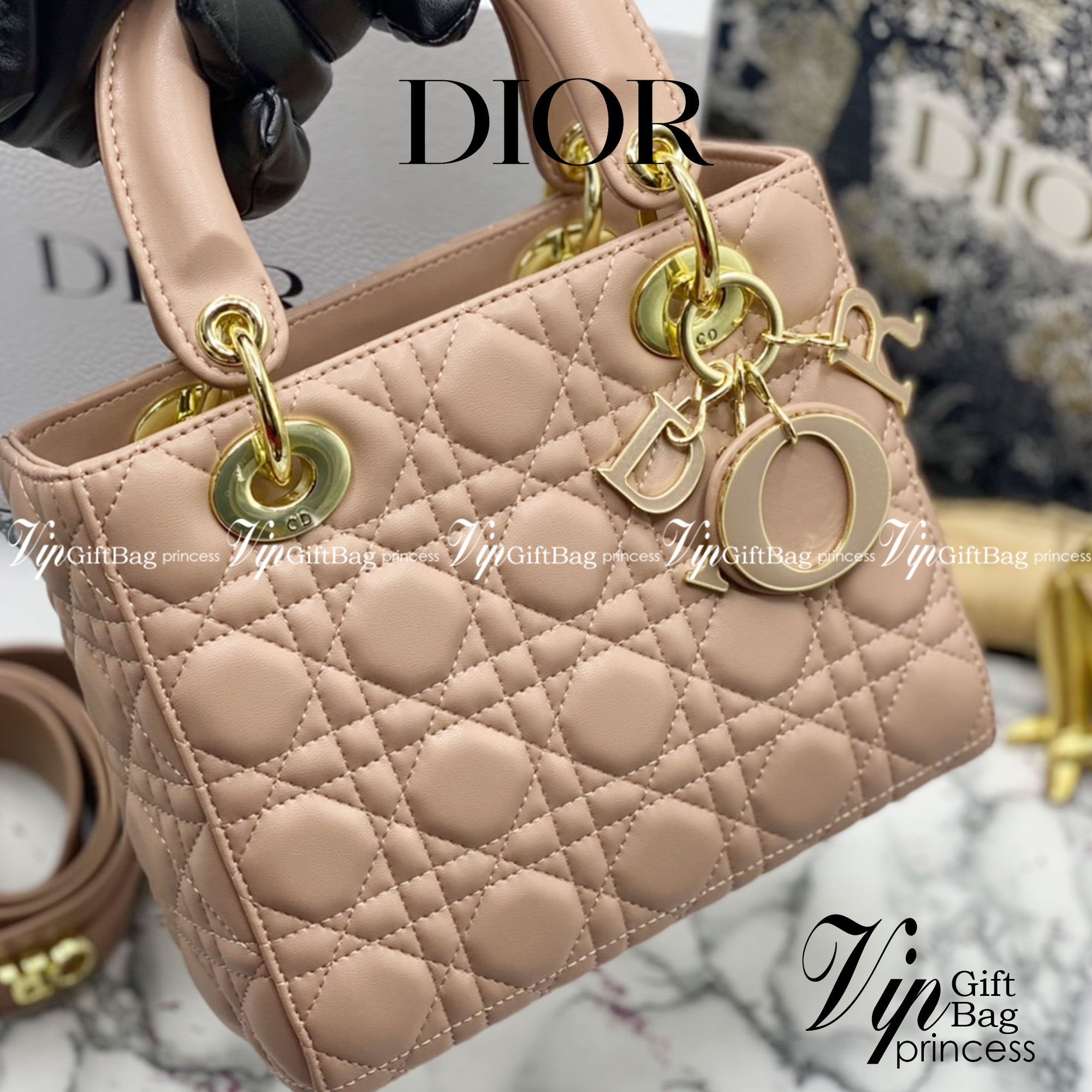 หนังแท้ DIOR LADY BAG 20cm ความสง่างามอีกหนึ่งรุ่นของ Dior รูปทรงสีเหลียม ขนาดกระทัดรัด ตั้งอยู่ทรง ฐานกระเป๋าแข็งแรง มีหมุดรองฐาน ดีไซน์ที่มีเอกลักษณ์เฉพาะตัว ด้านหน้าตกแต่งด้วยตัวอักษร D.I.R ห้อยเป็นพวงกุญแจ จะถือด้วยมือหรือสะพายไหล่ก็ดูดีมากๆ ค่ะ