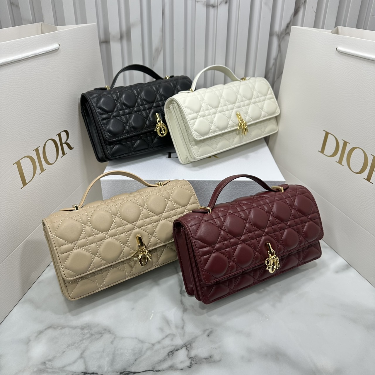 ORI หนังแท้ | My Dior Mini Bag / Dior Clutch Bag กระเป๋าสะพายทรงคลัชทันสมัย หรูหราสง่างาม จะถือหรือสะพายก็ดูดีมีระดับ กระเป๋าที่ใช้งานได้จริงใบนี้ใส่ของจำเป็นได้ครบถ้วน