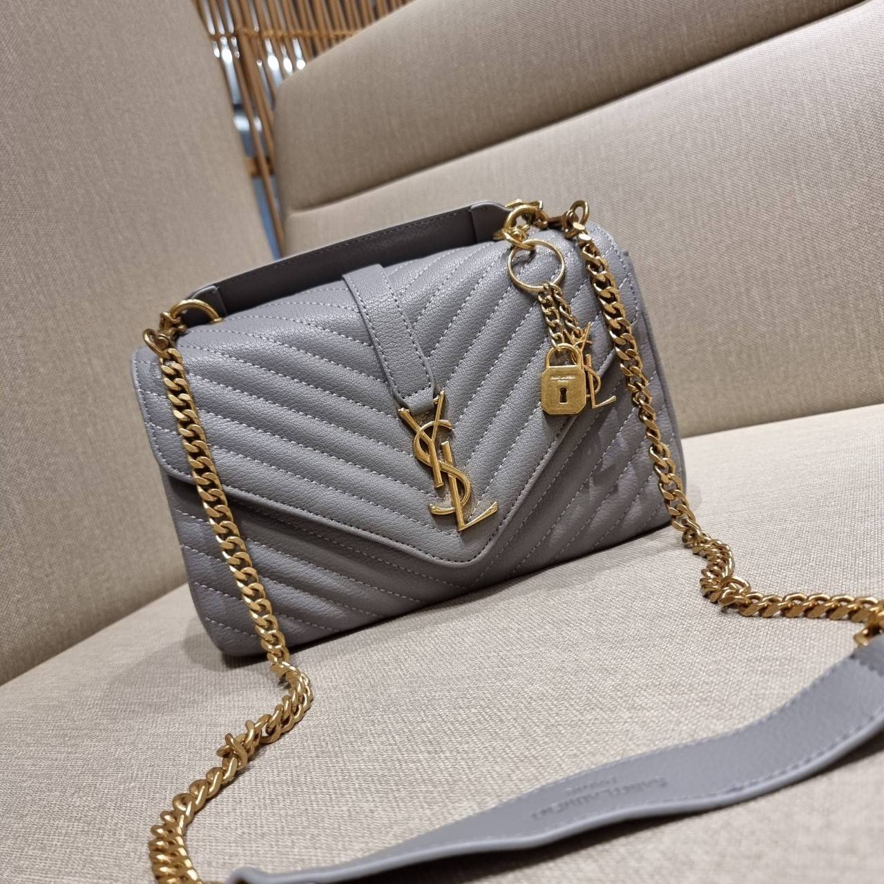 VIP 】หนังแท้ Yves Saint laurent crossbody boutique vip bag กระเป๋าสะพายไหล่ ดีไซน์ทรงสวยหรู พิเศษ แถมฟรี พวงกุญแจห้อยอะไหล่สีทอง ดูแพงไปหมดจริงๆไอเท็มนี้ วัสดุหนังสังเคราะห์ลายคาร์เวีย เปิด-ปิดด้วยกระดุมแม่เหล็ก ภายในโล่งกว้าง มาพร้อมหูจับในตัว และสายสะพา