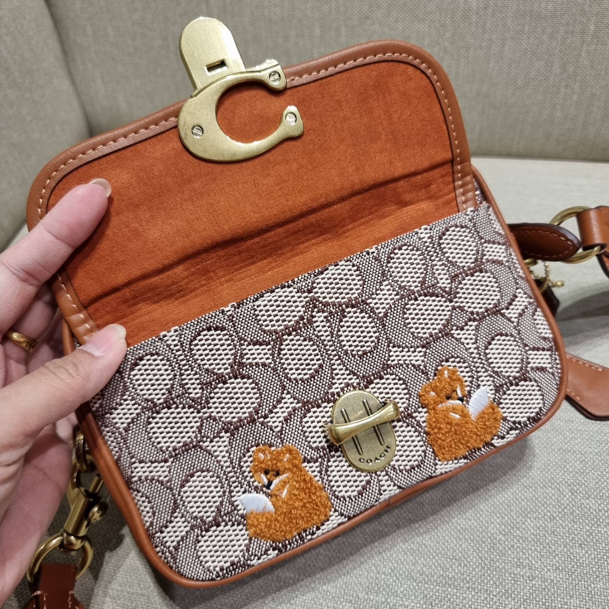 COACH C7764 STUDIO CAMERA BAG 19 IN SIGNATURE TEXTILE JACQUARD WITH CREATURES น้องเล็กใหม่สุดอีกหนึ่ง!! ขนาดเล็กกะทัดรัด มาแบบเลิศๆหรูๆมากแม่ พร้อมเทกเจอร์สุดคิ้วท์!! กระเป๋าสะพายข้างลุคไฮน์ ที่ดีไซน์ออกมาได้ปัง และดูแพงมากๆ ด้วยดีเทลคลาสสิคผสานความเป็นเอ
