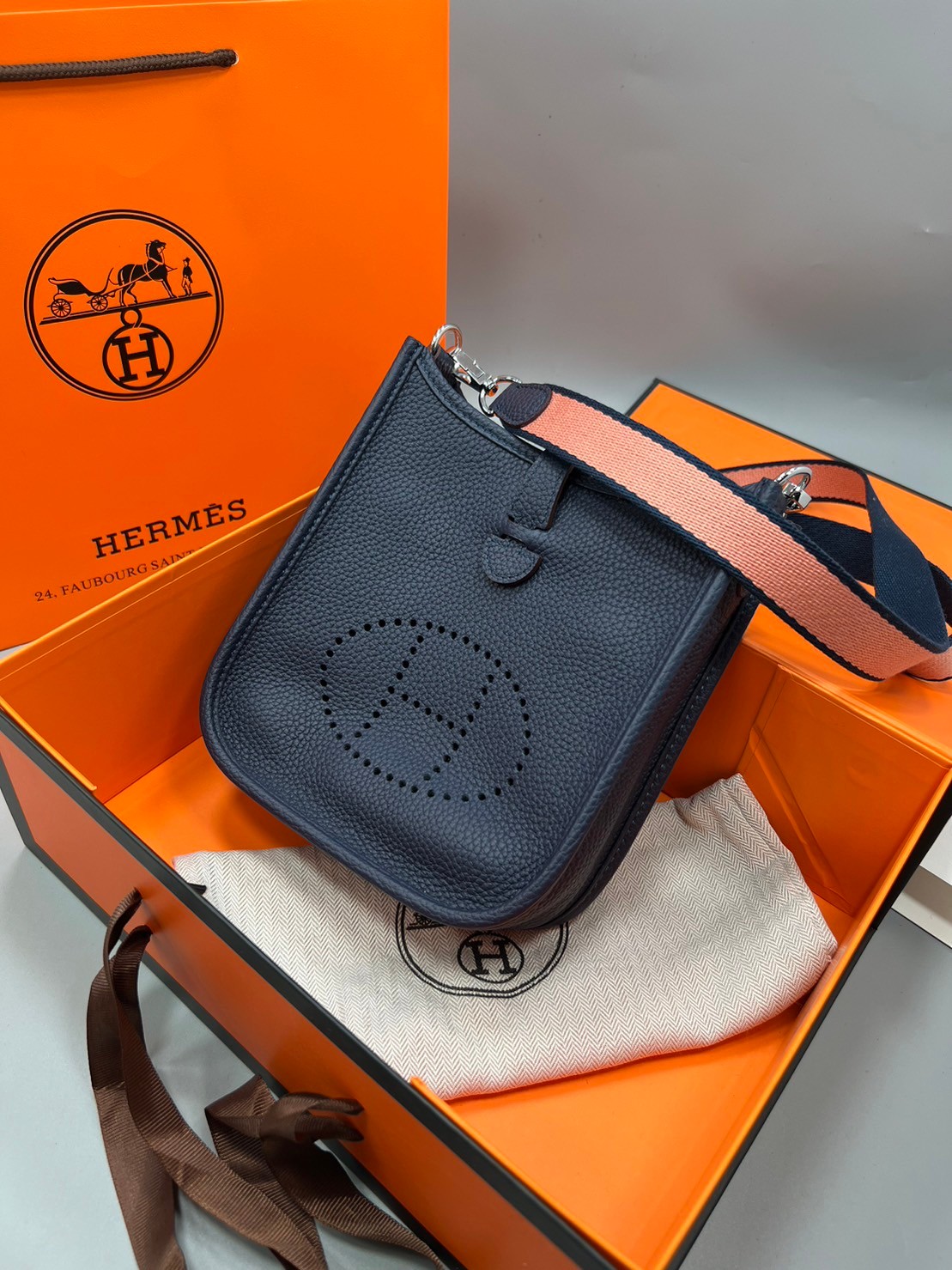 HERMES evelyne mini bag Luxury Bag กระเป๋าสะพายแบรนด์ดัง แบรนด์หรู คลาสสิกตลอดกาล ใช้ได้ทั้งชายหญิง ใบเดียวจบ สวยรวยปัง เกรดท็อปออริจินอล ภาพสินค้าถ่ายจากงานขายจริง ใช้งานต่างประเทศได้