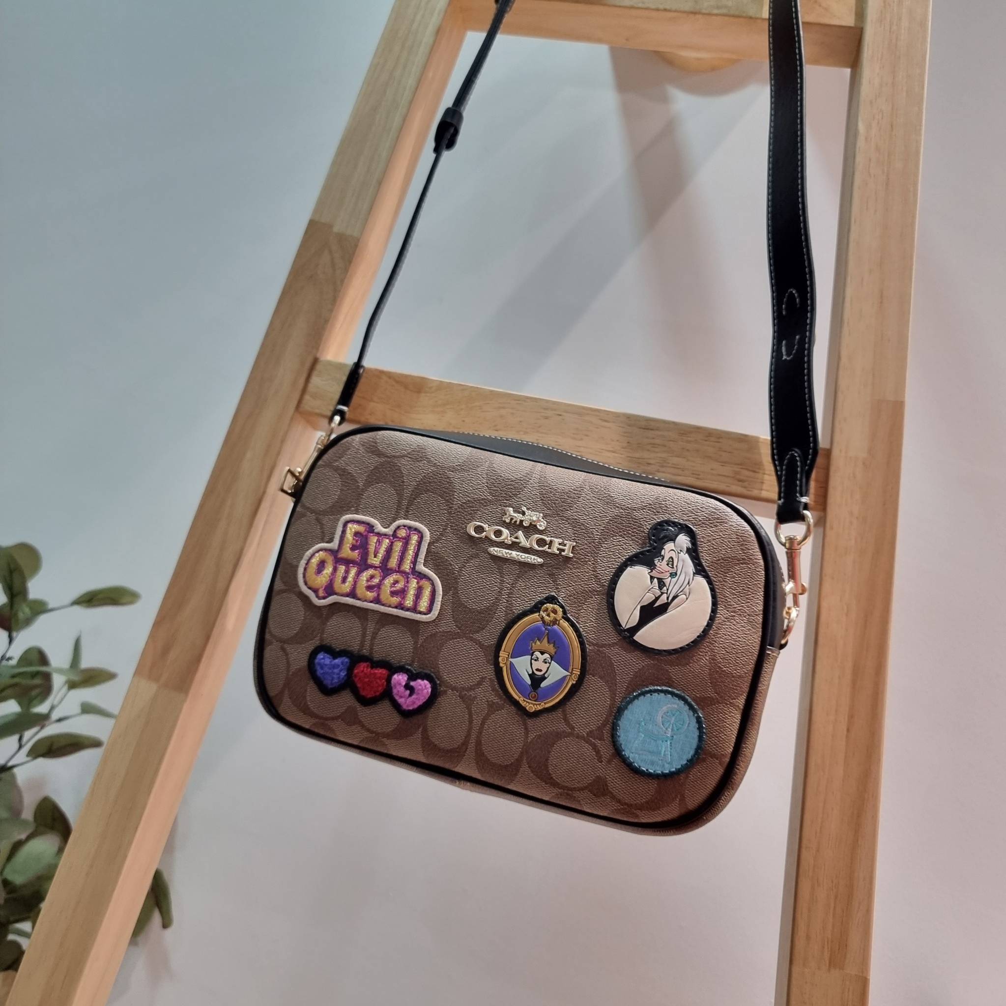 Coach Disney X Coach Jamie Camera Bag In Signature Canvas With Patches CC151 คอลใหม่ เอาใจสายยัยตัวร้าย ดีไซน์รวมเหล่าตัวแสบจากดิสนีย์ กับกระเป๋าสะพายข้าง สวยอยู่ทรง โดดเด่นด้วยลวดลายบนผืนหนัง วัสดุหนังแคนวาสตัดสลับหนังแท้ เปิด-ปิดด้วยซิป ใช้งานง่าย ดูผู้