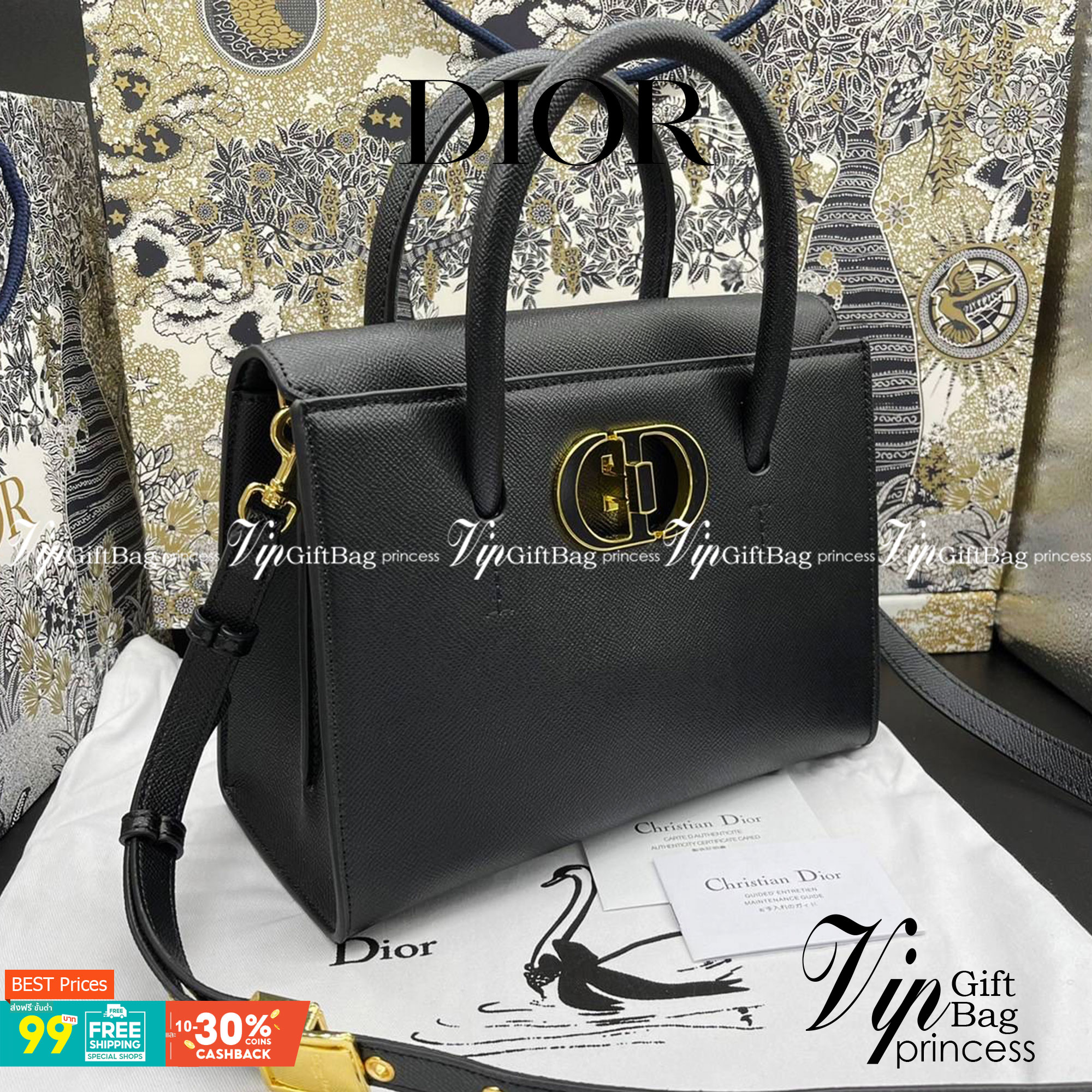 หนังแท้ DIOR Medium ST Honore Tote Collection Fall/Winter 2020-2021 มาในรูปแบบกระเป๋าทรงสี่เหลี่ยมที่ได้มาตรฐาน ทำจากหนังลูกวัว (Calfskin) ลายเกรน ซึ่งสื่อถึงความหรูหราได้อย่างลงตัว ตัวด้ามจับ มีการเย็บเข้าด้านในของกระเป๋าเพื่อเพิ่มความแข็งแรงทนทาน ด้านหน