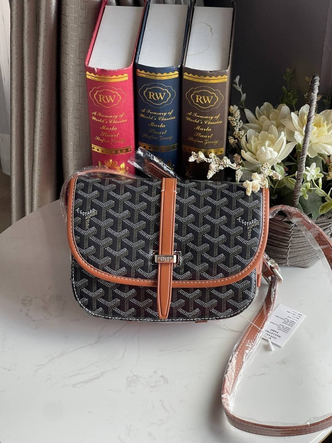 Goyard belvedere pm แบรนด์ดังจากฝรั่งเศส เรัยบหรูแต่ดูสง่า สะดุดตาด้วยลายเฉพาะตัว วัสดุที่นำมาตัดเย็บกระเป๋าเป็นวัสดุผ้าใบ