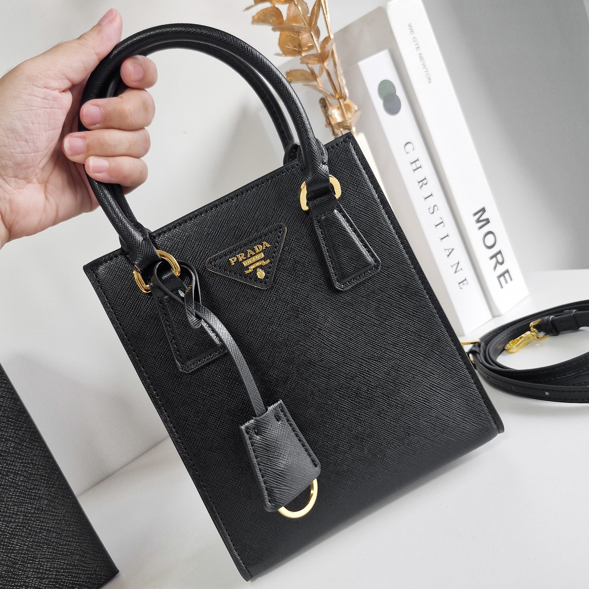 PRADA Saffiano 2WAY Logo Handbags รุ่นใหม่พร้อมส่ง กระเป๋าตั้งอยู่ทรงสวย กันน้ำ ด้านหน้าประดับโลโก้แบรนด์ อะไหล่ทอง สวยหรูเว่อร์วัง