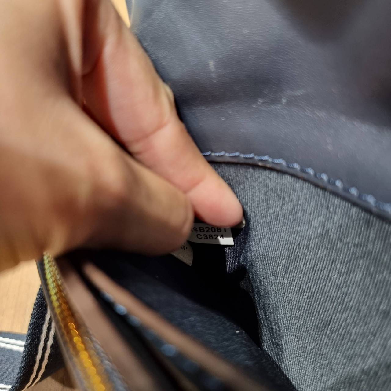 COACH C3824 FOLDOVER CROSSBODY CLUTCH IN SIGNATURE JACQUARD คลัทช์เก๋ๆที่สาวๆตามหา 2IN1 ไปอีกหนึ่ง!! กระเป๋าสะพายทรงคลัชท์ ใช้งานได้ถึง 2 แบบ จะพกเดี่ยวๆแทนกระเป๋าสตางค์ หรือคล้องสายสะพายข้าง สะพายชิคๆคูลๆ ก็ได้อีก มันดีงามมากทุกสี เพราะความละมุนของผ้า ja