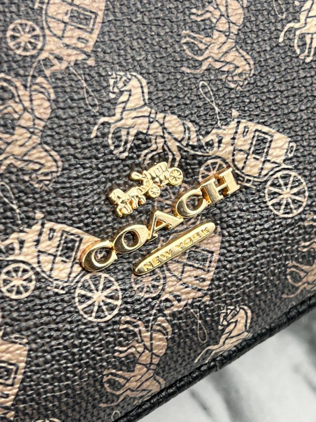 COACH JES CROSSBODY WITH HORSE AND CARRIAGE PRINT ((91109)) กระเป๋าสะพายครอสบอดี้ร์ หนังแท้นิ่ม ลายปริ้นรถม้าทั้งใบสวยงามมากๆค่ะ กระเป๋าแบ่งเป็น2ช่องซิปหลัก ช่องกว้างสามารถใส่กระเป๋าเงินใบยาวได้;ของจำเป็นได้ครบเลยค่ะ;มีช่องให้ใส่ของจุกจิก;พร้อมช่องโล่งด้า