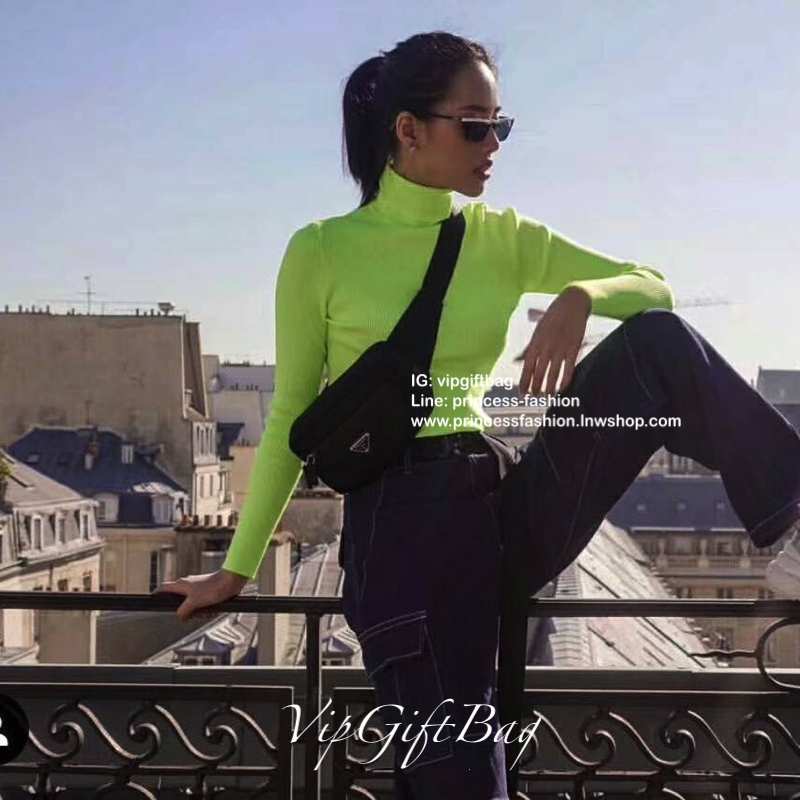 รีวิวเพิ่มค่าา ละครดังยังใช้นะค้าฟ **กระเป๋าคาดอก จากแบรนด์ Prada วัสดุทำจากผ้าNylon อย่างหน้า อยู่ทรงสวยเลยคะ ขนาดกะทัดรัด ใส่มือถือ บัตรเครดิต ได้เหลือๆคะ ด้านหน้ามีช่องซิปแยกให้คะ ด้านในบุผ้าลายแบรนด์อย่างดี มีป้ายโลหะแบรนด์ พร้อมช่องใส่ของแยกอีกด้วยคะ