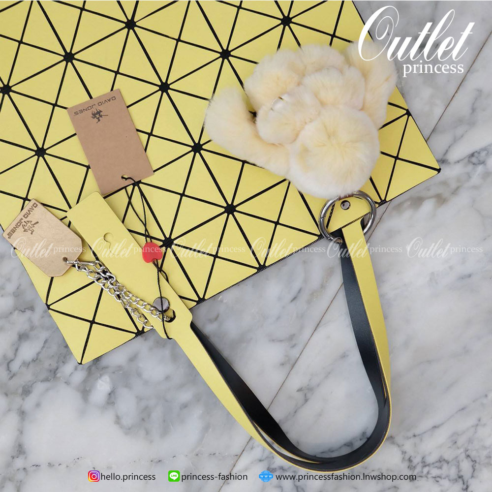 ทรงสุดฮิตจากแบรนด์ David Jones รุ่น Candy color ใบนี้ มาพร้อมกับน้องกระต่าย DV ขนฟู นิ่มๆ สีเข้า set กับกระเป๋าคะ กระเป๋า ทรง Tote ตัวกระเป๋าเย็บติด ด้วยแผ่นอคิลิค ตัดขอบลายวิ้งๆ สุดหรู ดีไซน์เกร๋ จุดเด่นที่ น้ำหนักเบา สามารถ ถือ หรือ สะพายไหล่ได้คะ ใบใหญ